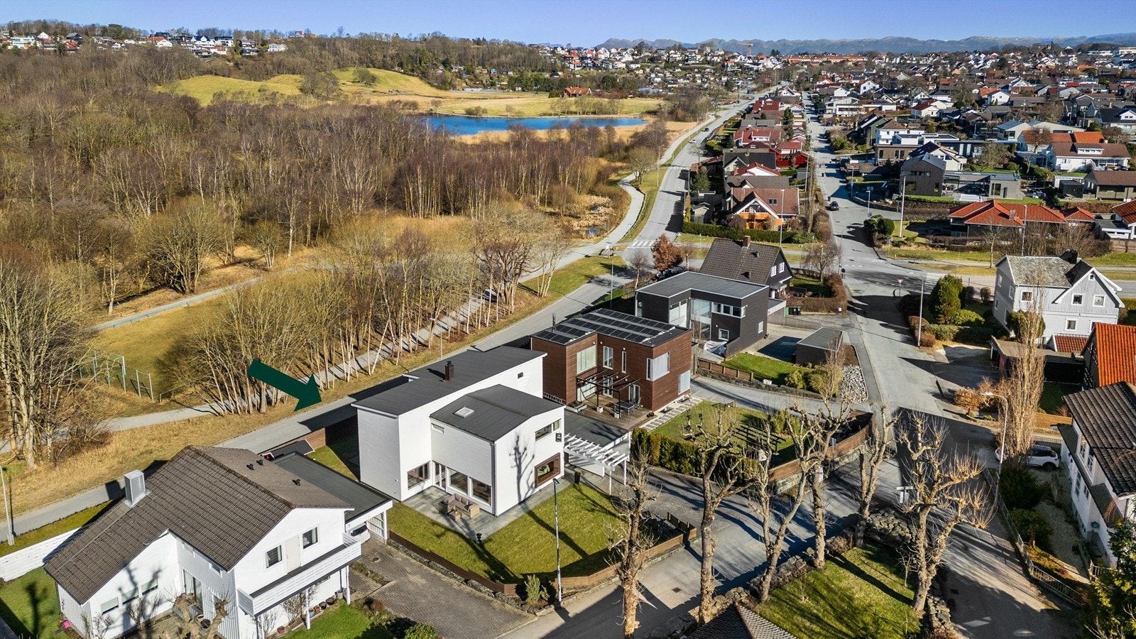 Velkommen til Stephan Sindings vei, en meget flott enebolig med gjennomgående høy standard, bygget i 2012, tegnet av Sjo Fasting. Like v/ Lille Stokkavann. Galleribilde
