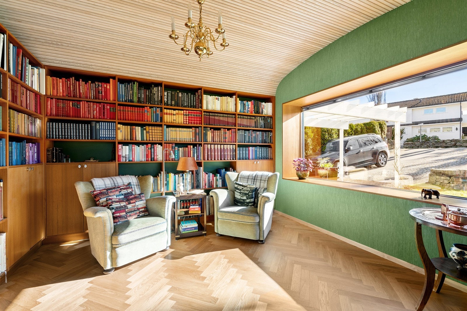 Bibliotek, som er en tredje stue og kan lukke med skyvedør. Galleribilde