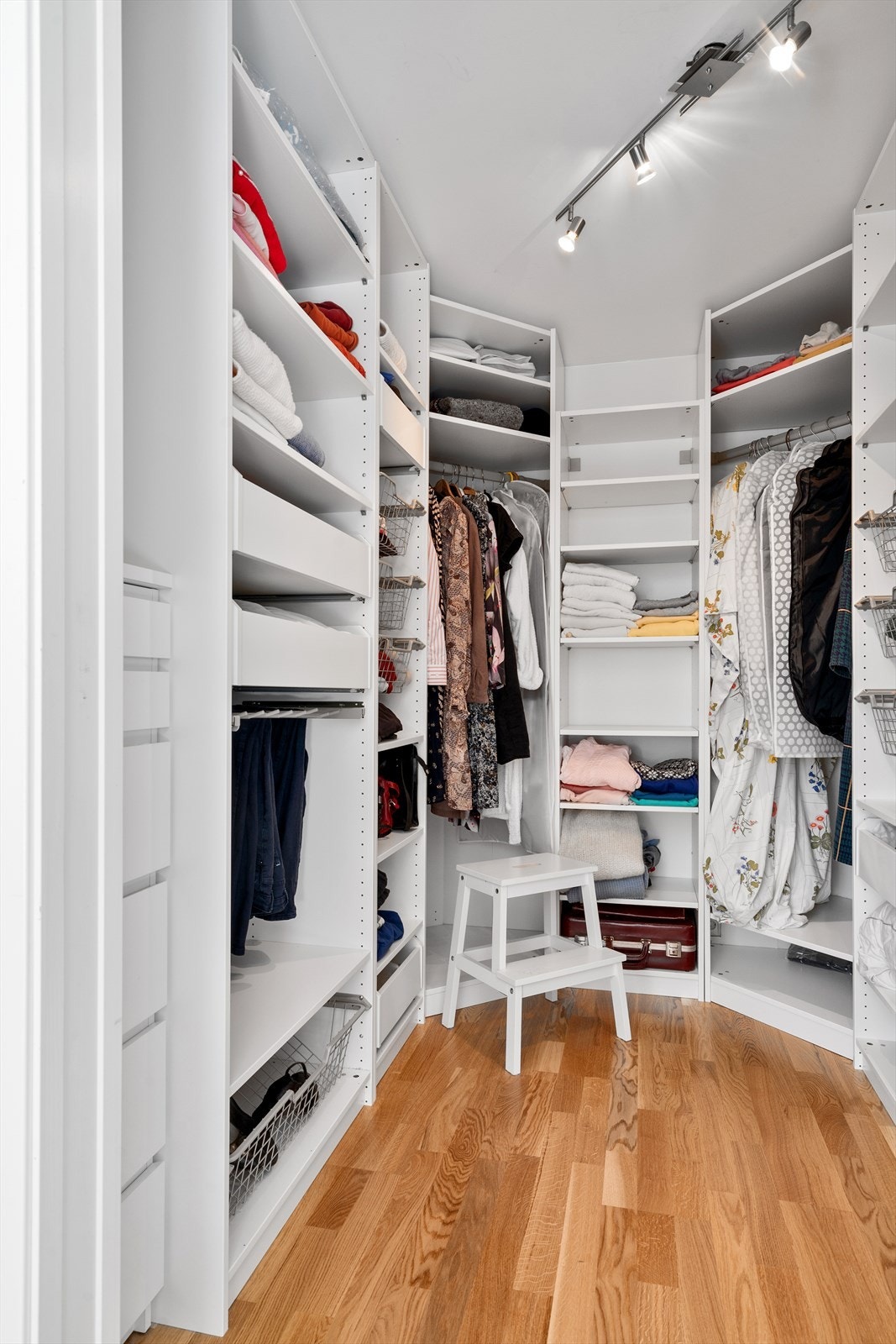 Walk-in-closet til hovedsoverom. Galleribilde