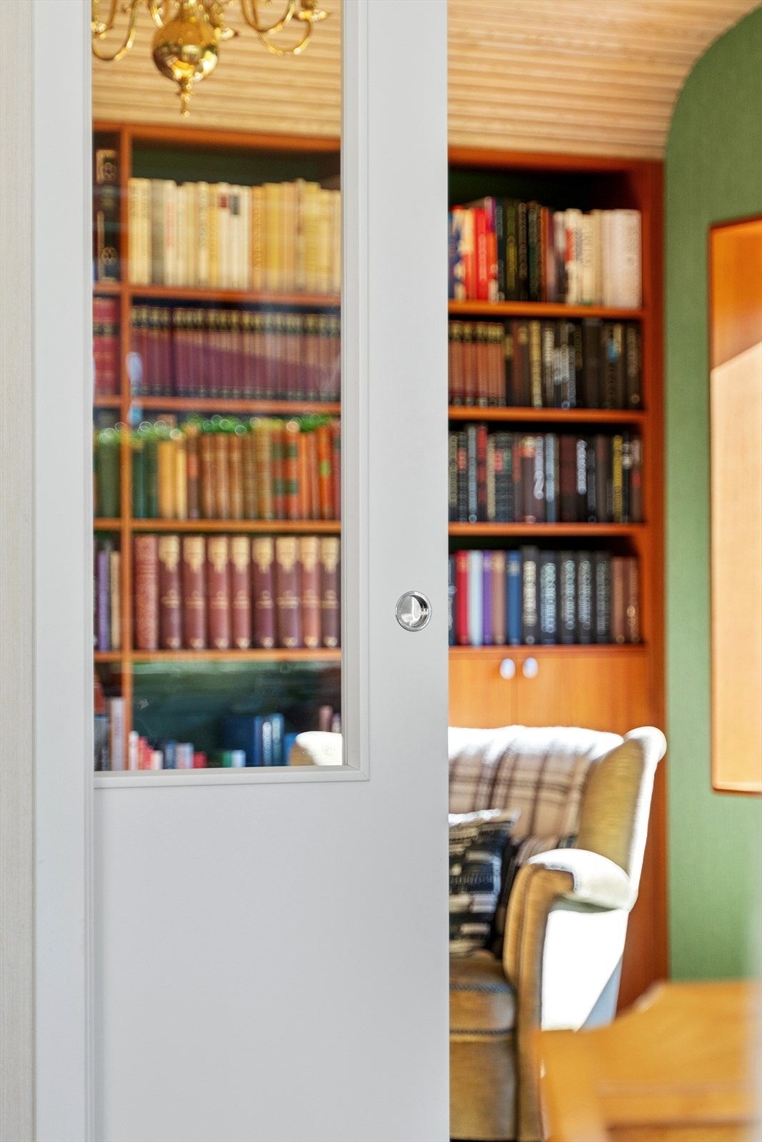 Skyvedør inn til en av stuene, som selger har hatt som bibliotek. Galleribilde