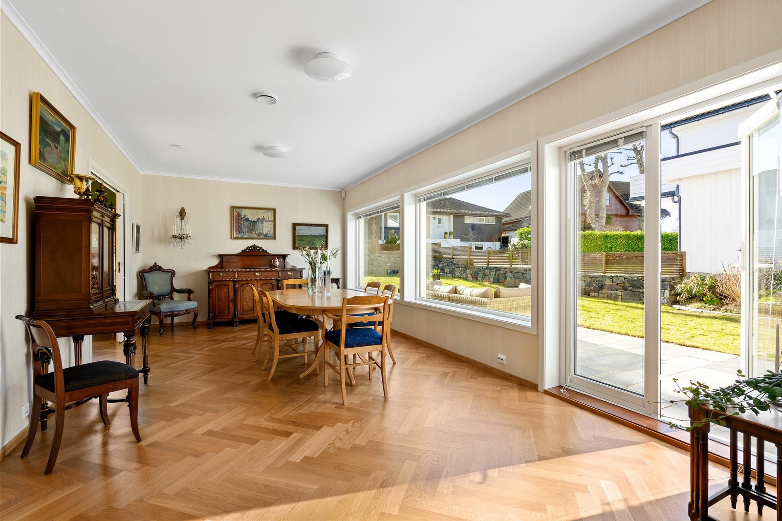 Stor og flott spisestue med utgang til solrik platting og hage. Galleribilde