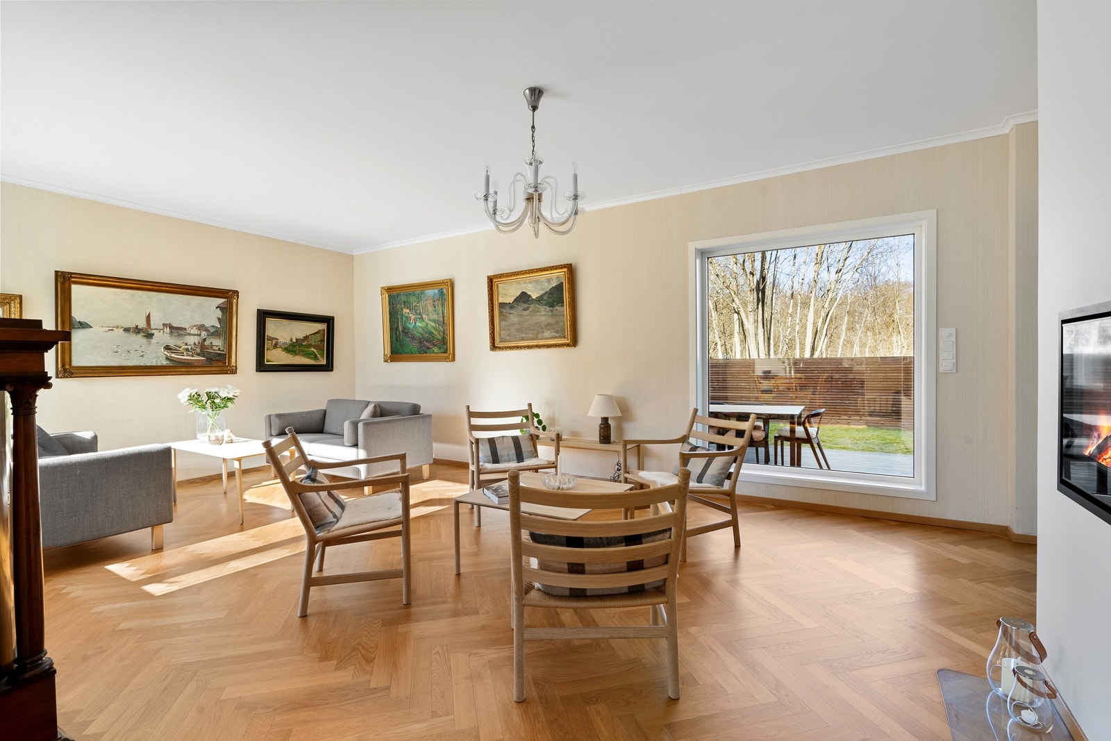 Salong med plass til flere sittegrupper. Galleribilde