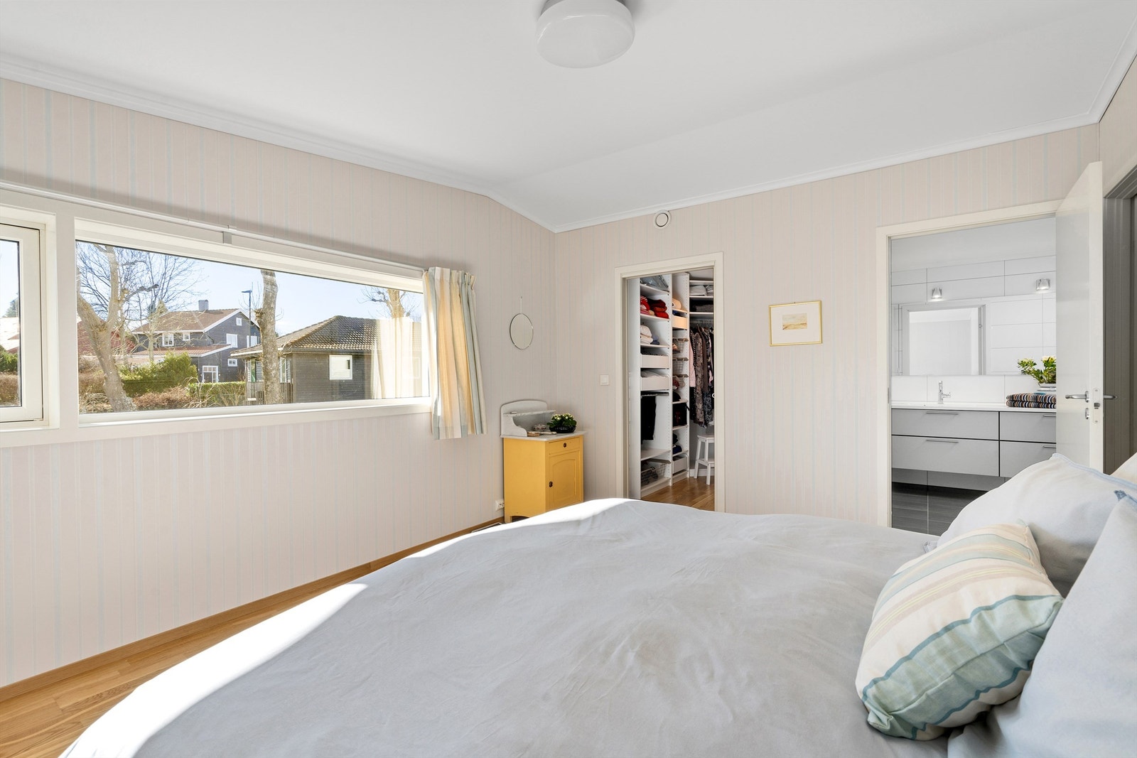 Hovedsoverom har eget walk-in-closet og eget stort bad. Her har man god plass til både stor seng, nattbord, og ekstra kommoder om ønskelig. Galleribilde