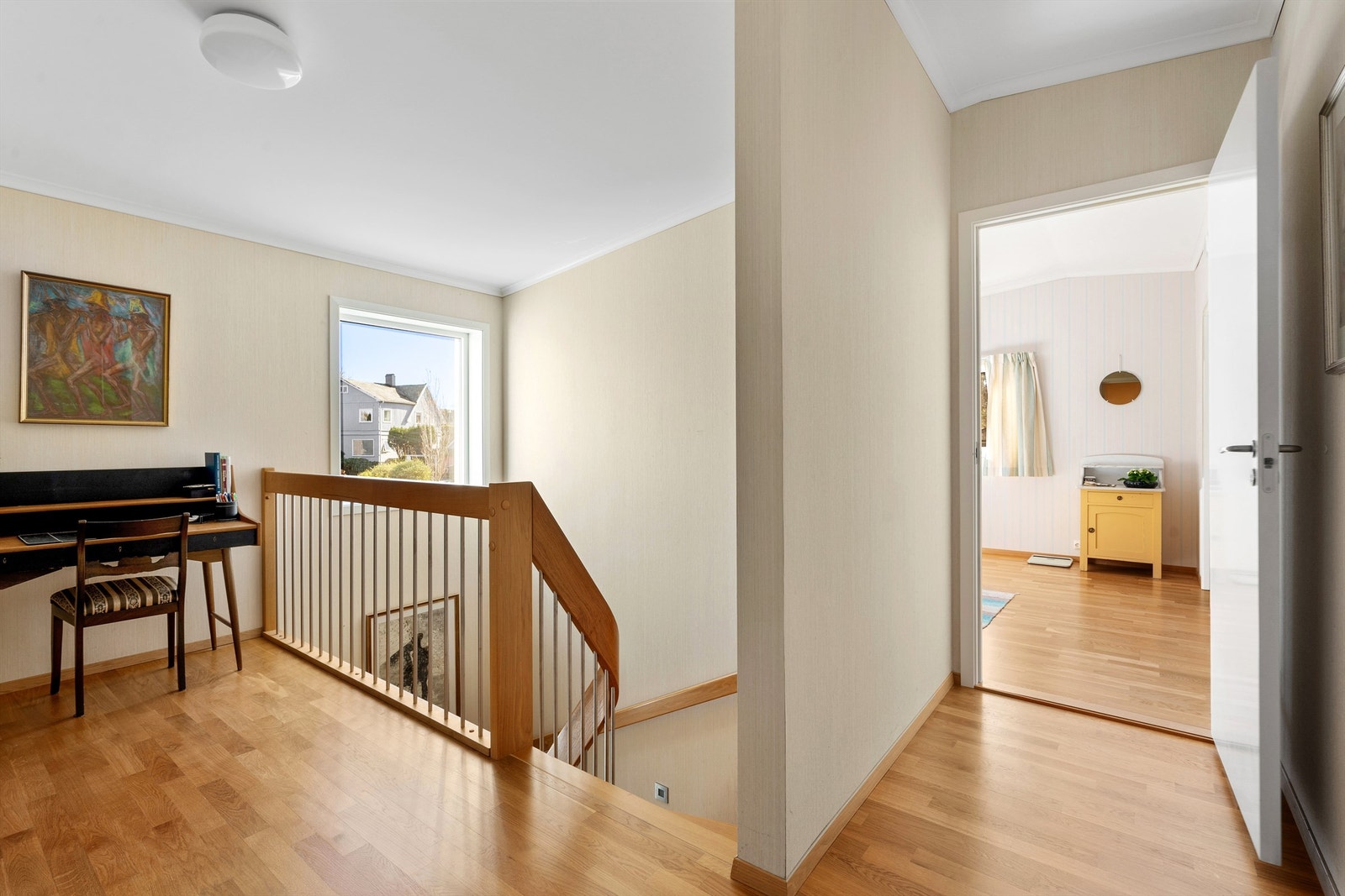 I boligens andre etasje er det 3 soverom, stue, walk-in-closet, innvendig bod, gang/kontor og 2 bad. Galleribilde