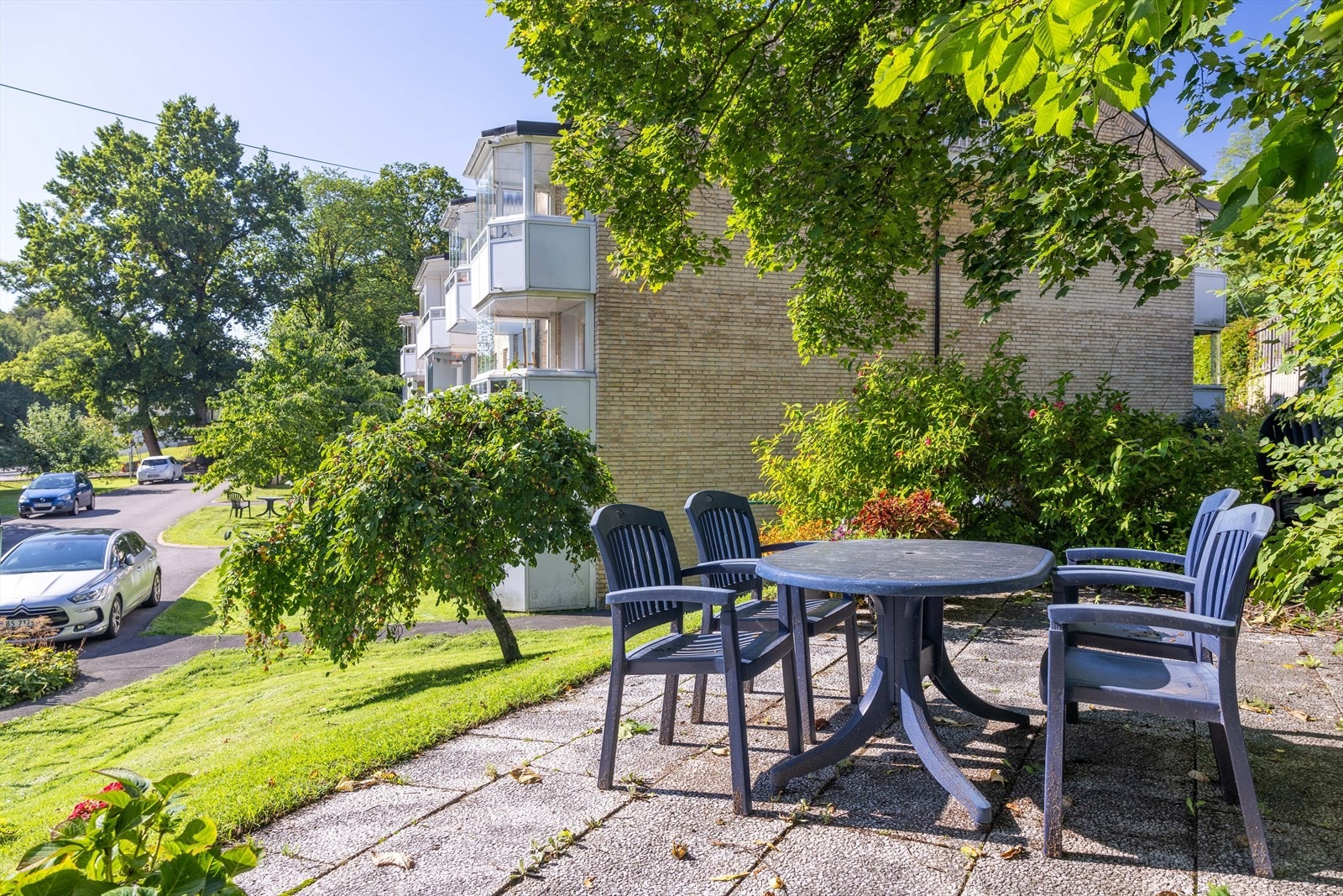 Pent opparbeidede fellesområder med sittegrupper og store grøntområder. Galleribilde