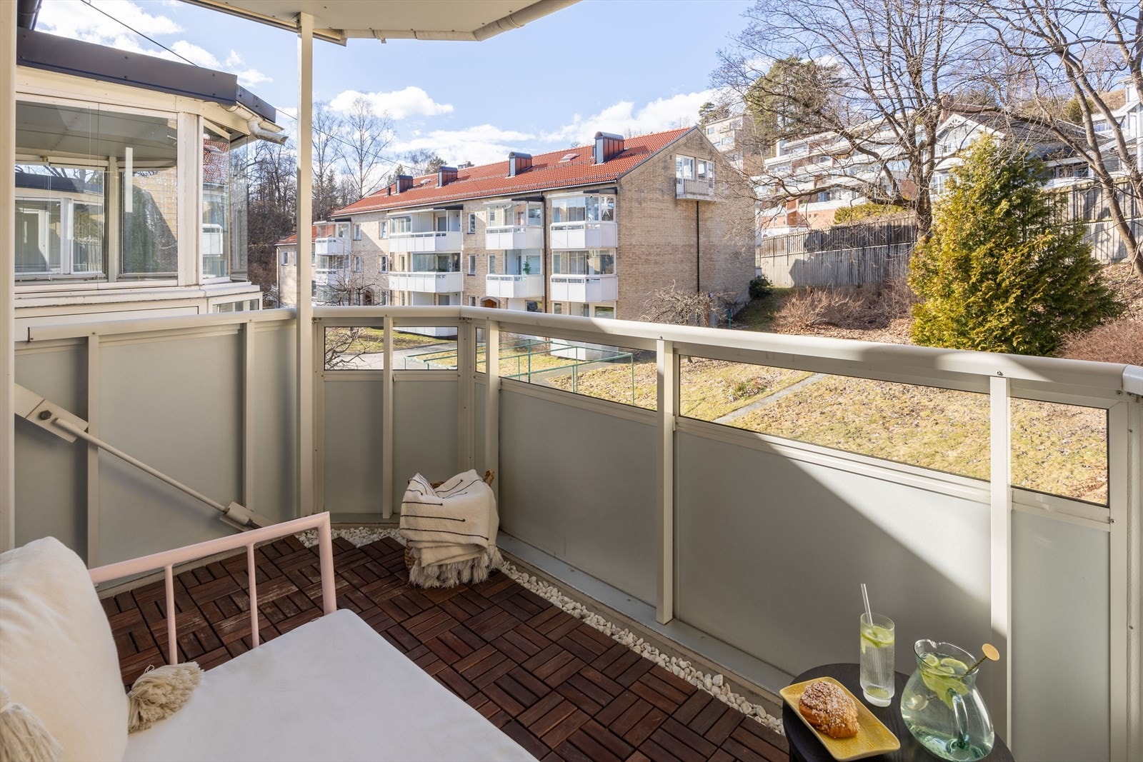 Utgang til overbygget balkong på 6 kvm. Galleribilde