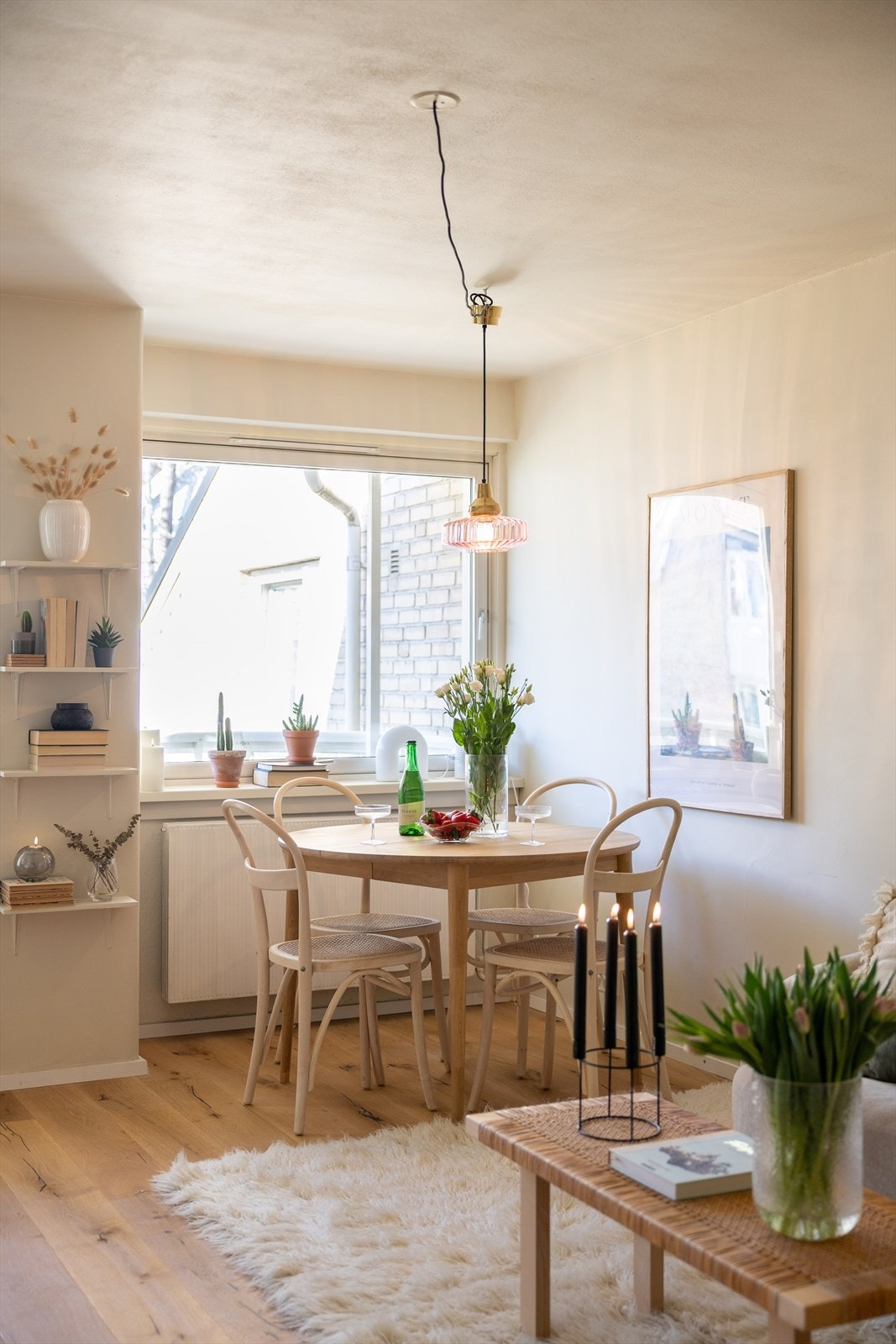 Leiligheten fremstår tidsriktig med delikate fargevalg og parkett på gulv. Galleribilde