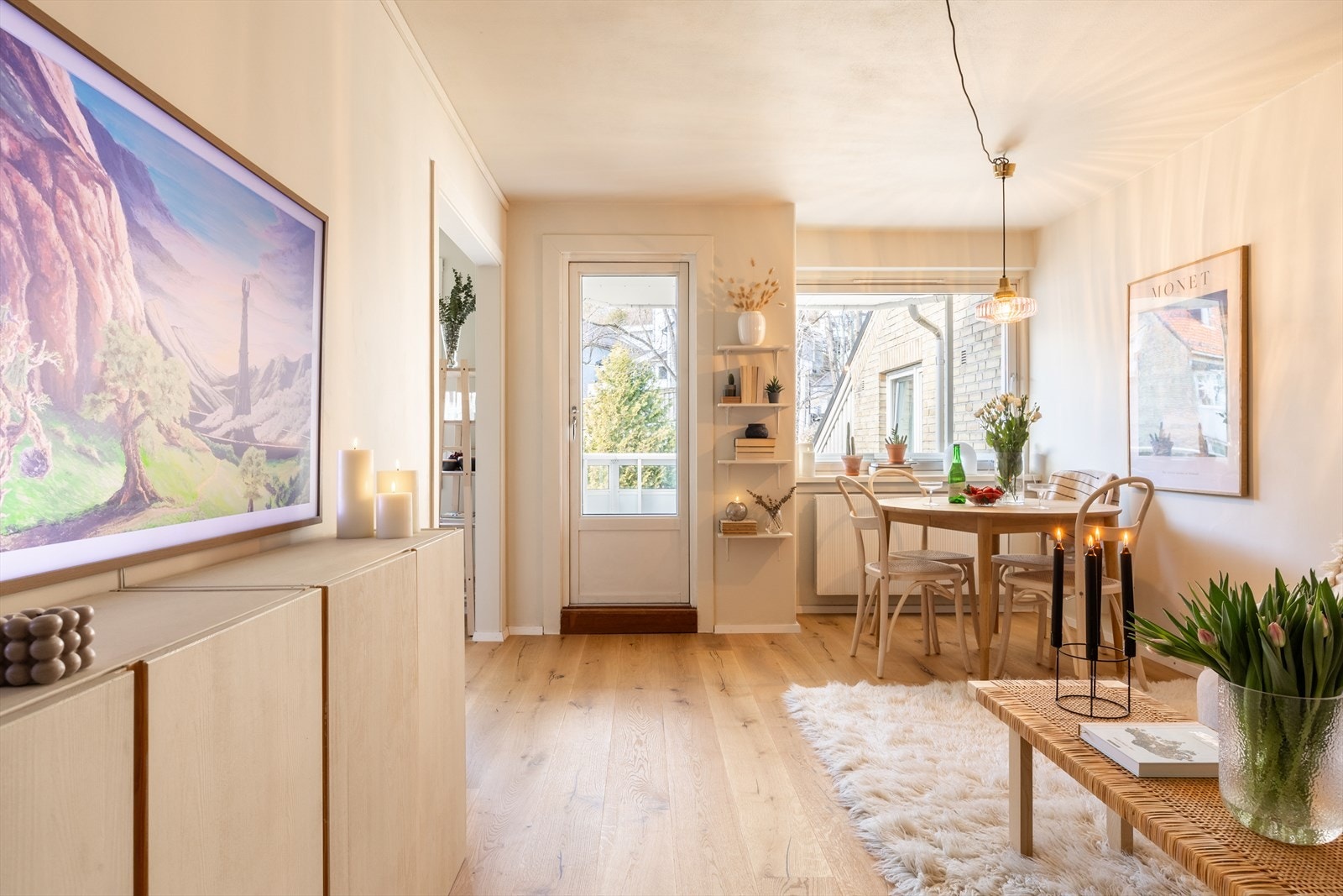 Store vindusflater gir mye lys og en god atmosfære i leiligheten. Galleribilde