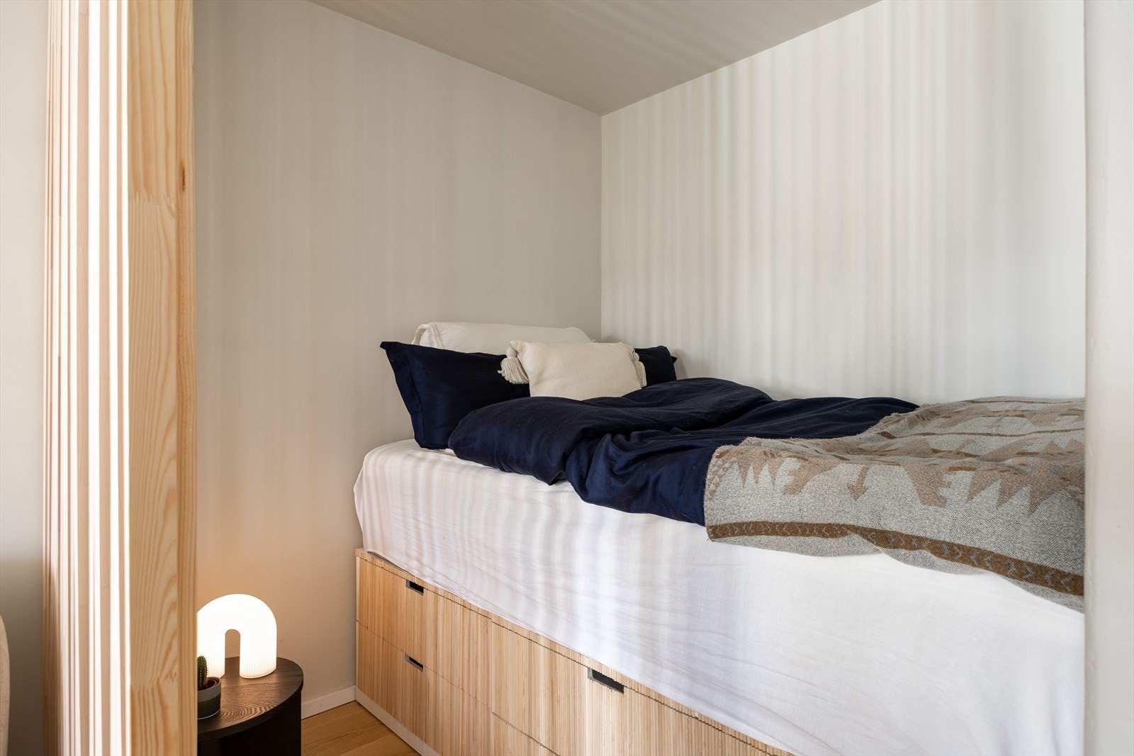 Praktiske lagringsskuffer under sengen for optimal utnyttelse av plassen. Galleribilde