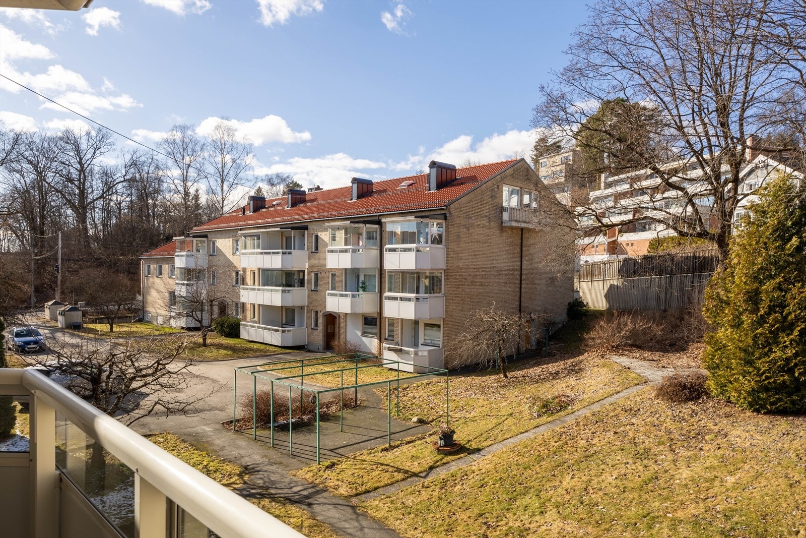 Hyggelig utsikt over stor og pent opparbeidede fellesområder. Galleribilde