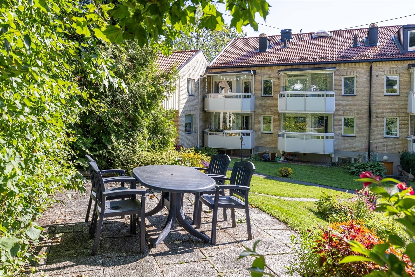 Idyllisk og solrikt, til stor glede for beboerne i borettslaget. Galleribilde