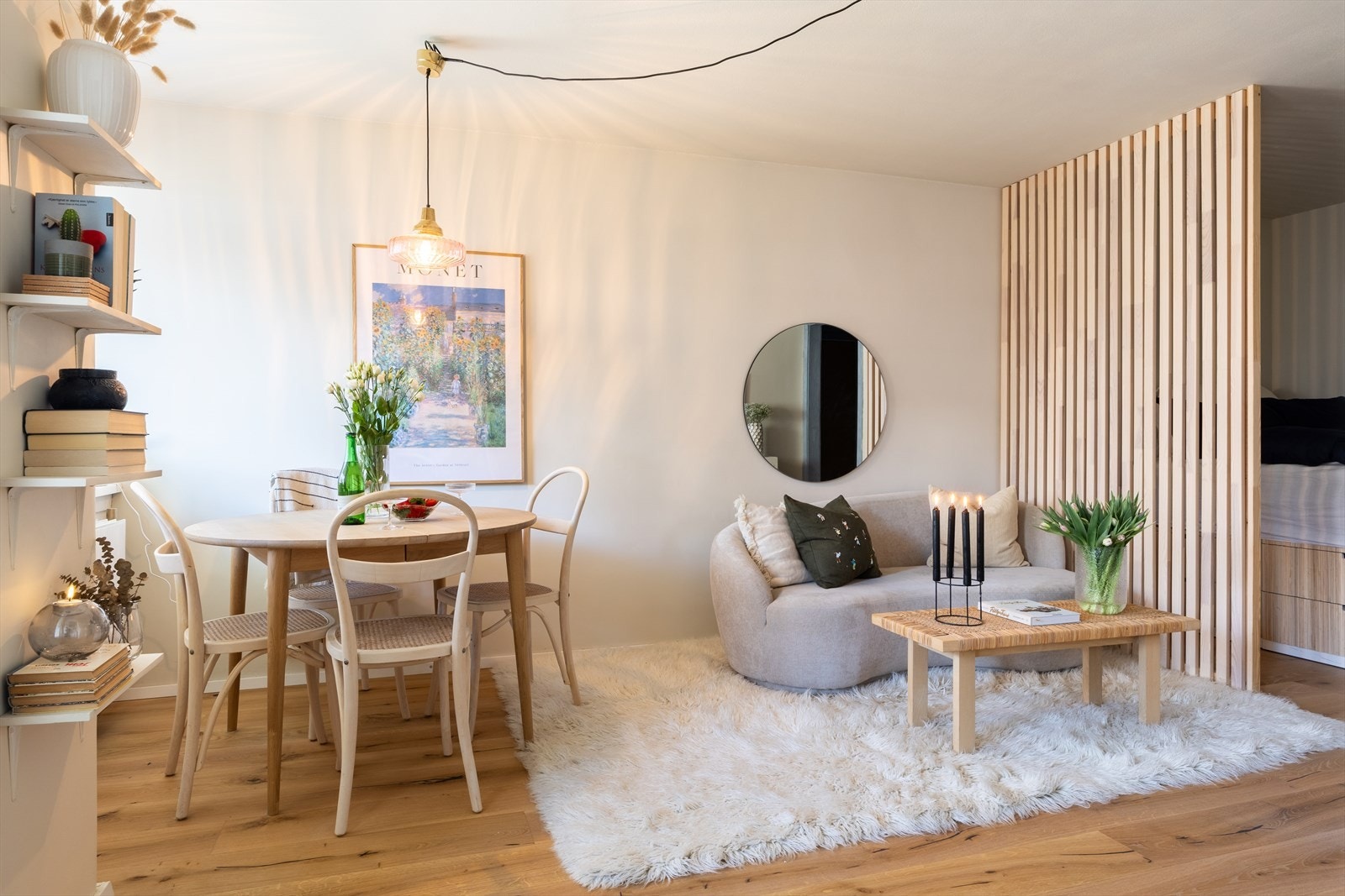 Romslig stue med plass til sofagruppe og spisebord. Galleribilde