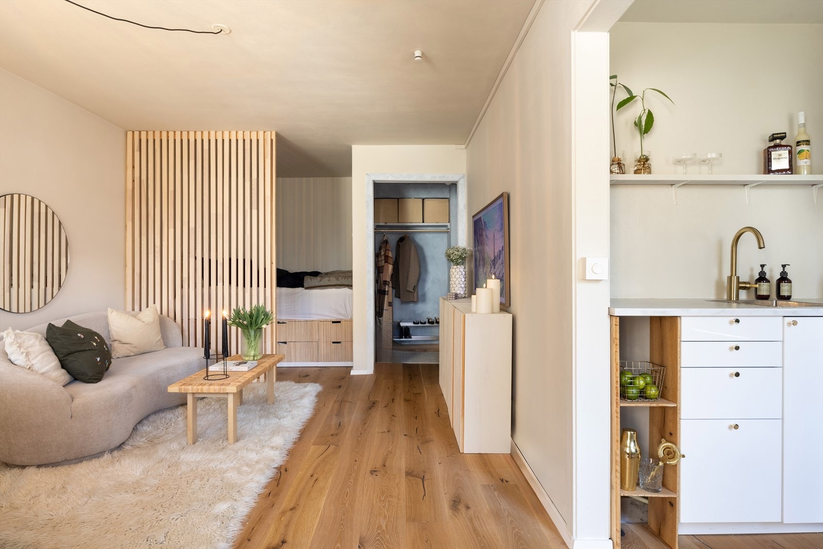 lekker spilevegg skiller stuen fra sovealkoven. Galleribilde