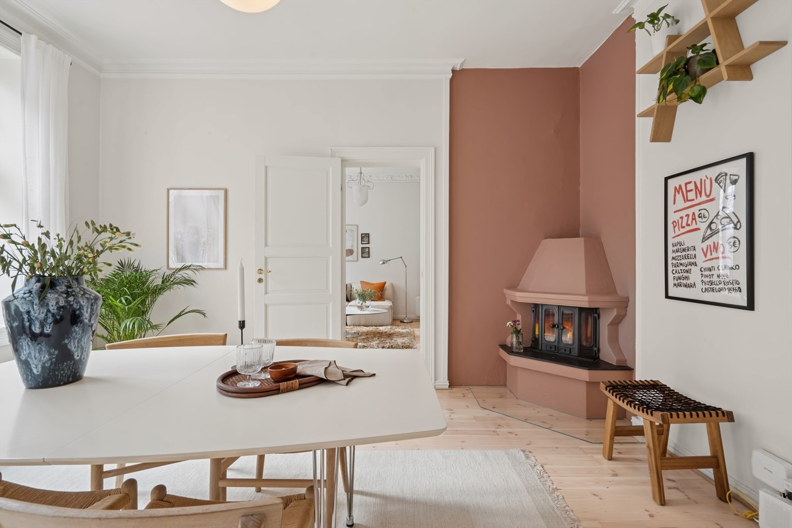 Pent kjøkken med god plass til spisebord. Nye hvitevarer fra 2024. De store rommene som ligger på en snor skaper en flott dybde i leiligheten. Galleribilde