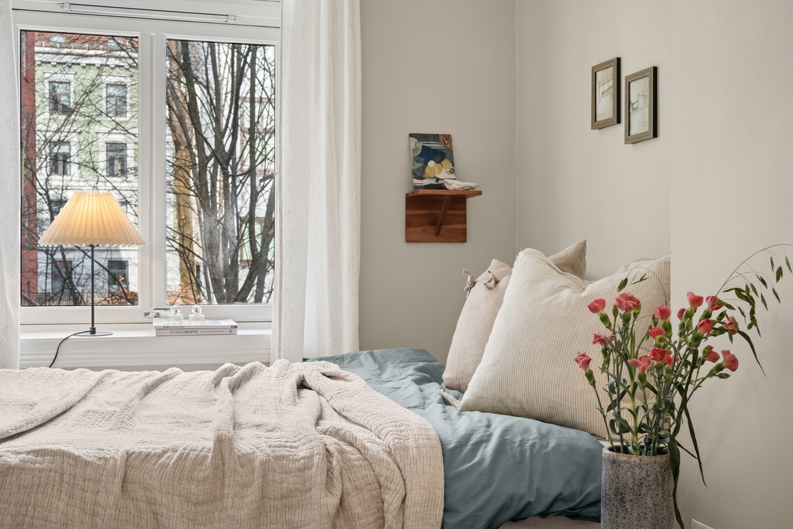 Soveværelset er av god størrelse og kan enkelt møbleres med dobbeltseng og annet interiør. Galleribilde