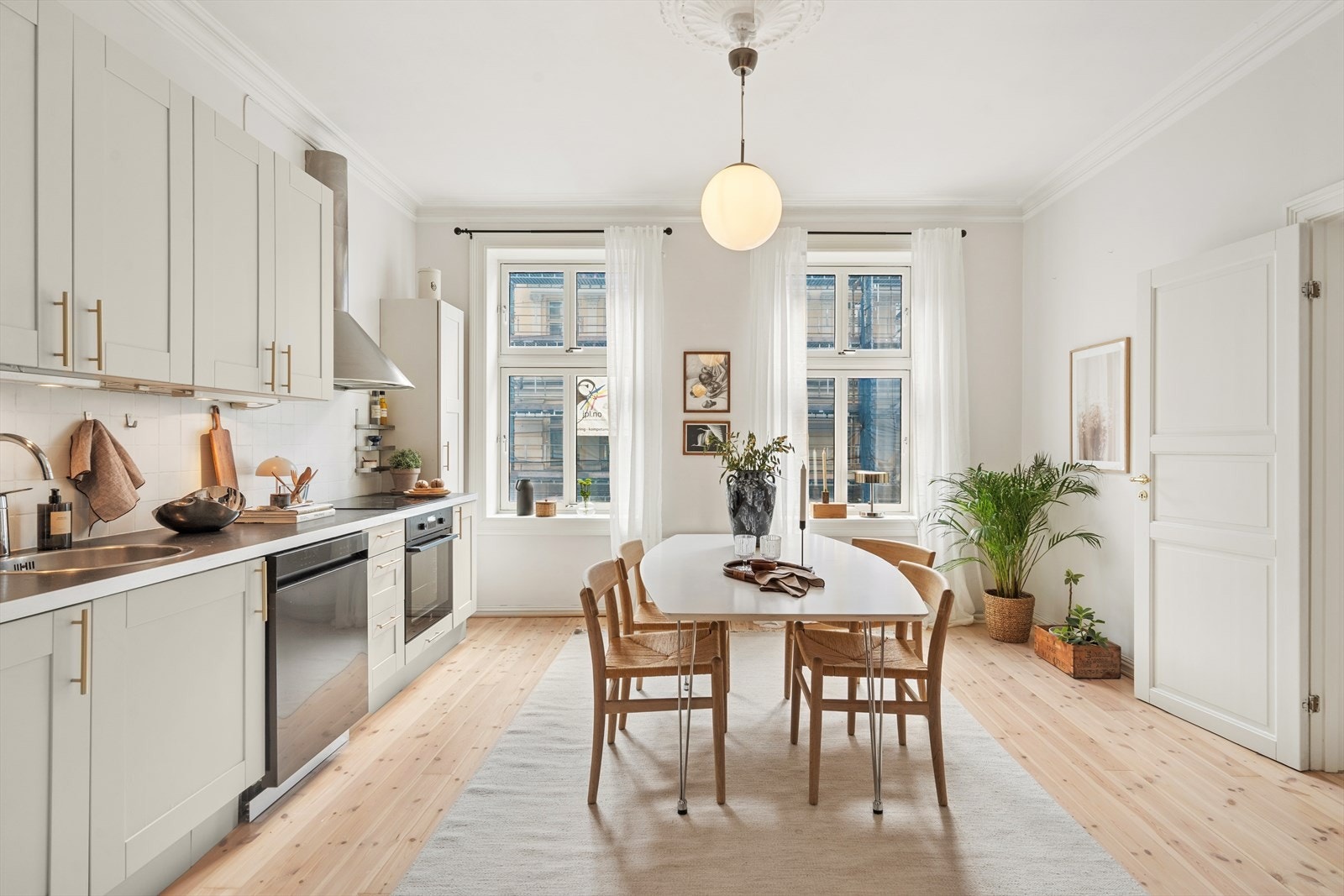 Klassisk og lys 2(3)-roms med stukkatur, rosetter og tregulv. Velkommen til visning Galleribilde