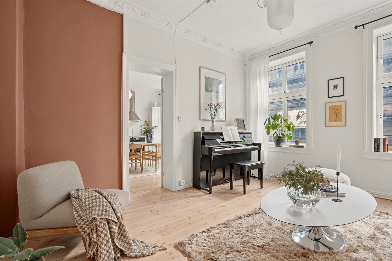 Leilighetens lyse overflater i kombinasjon med store vinduer gir en meget god og luftig romfølelse. Galleribilde