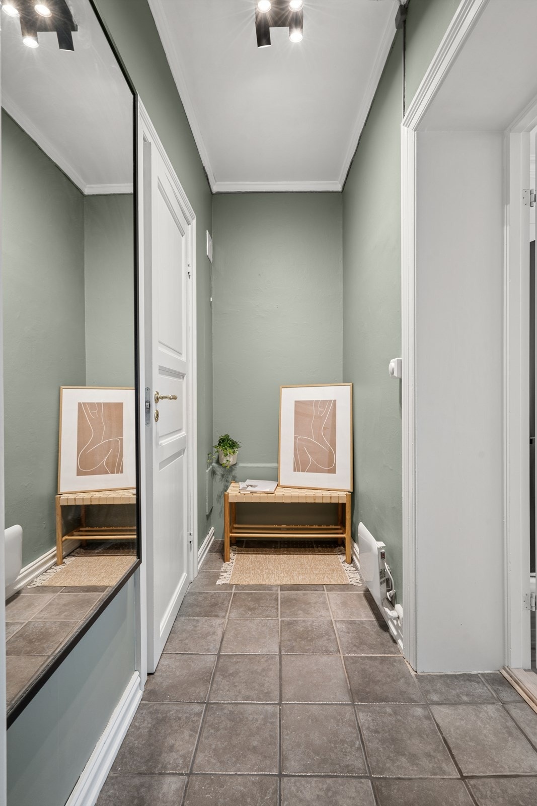 Entréen er leilighetens naturlige knutepunkt - herfra har man adkomst til kjøkken, soverom og wc. Galleribilde