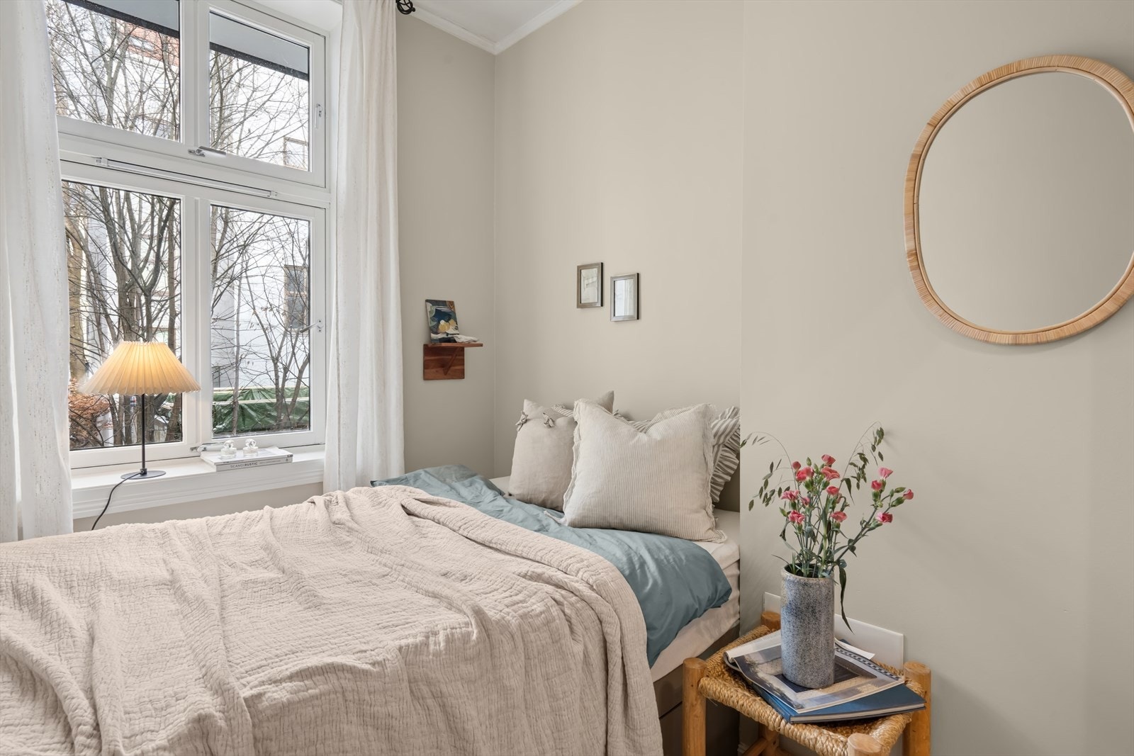 Værelset ligger orientert mot den rolige bakgården, og her kan man trekke seg tilbake og nyte kveldsroen Galleribilde