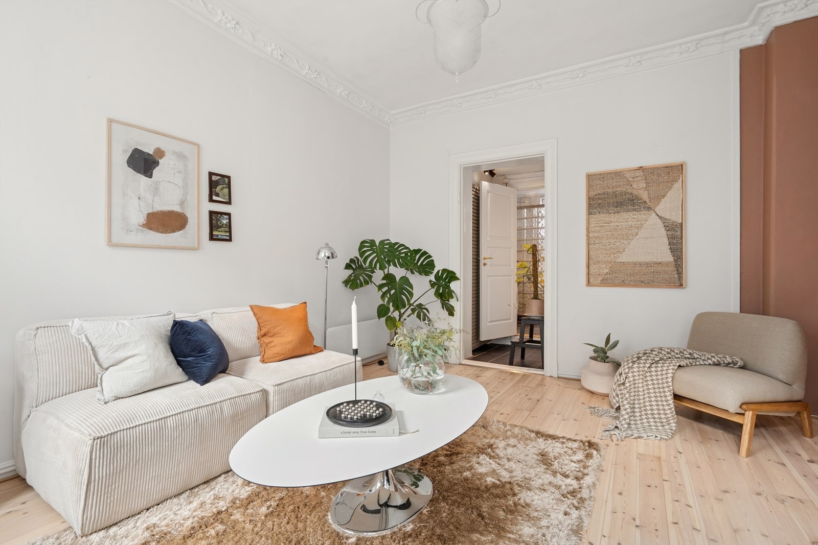 Stukkaturen er med på å understreke leilighetens tidsepoke. Galleribilde