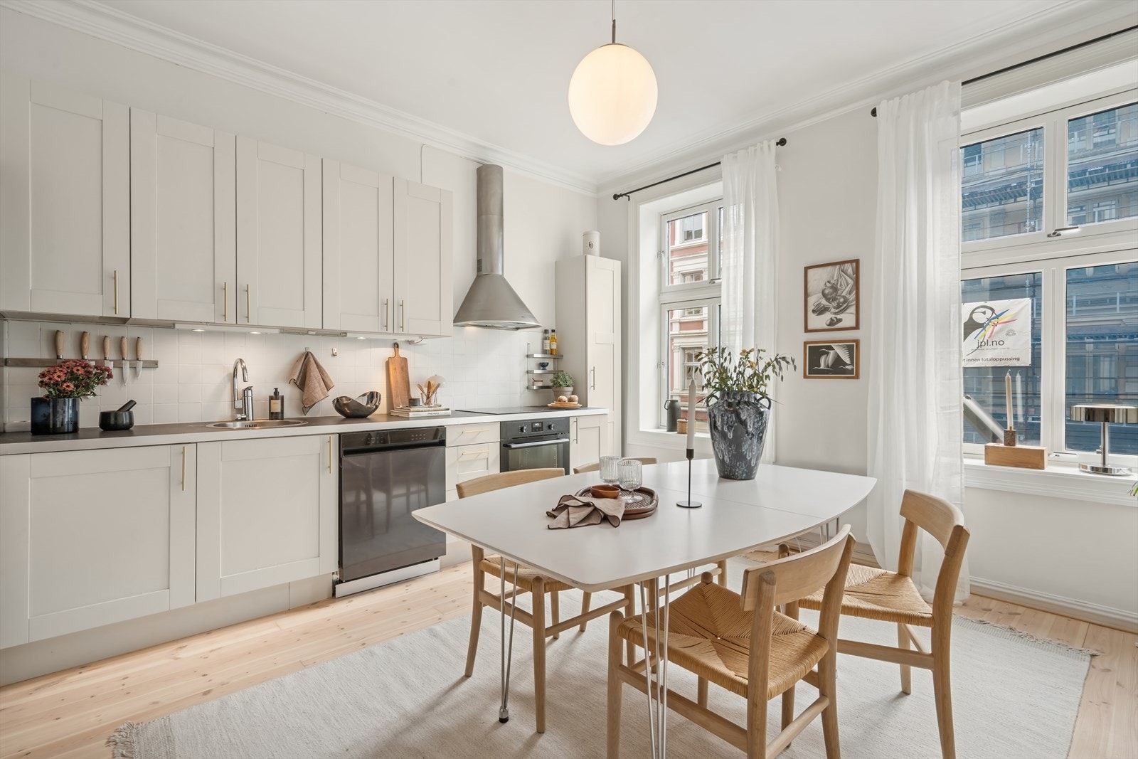 Leiligheten oppleves lys og luftig. Store vinduer, god takhøyde og god størrelse på rommene. Leiligheten vender ut mot rolig gate med bom. Galleribilde