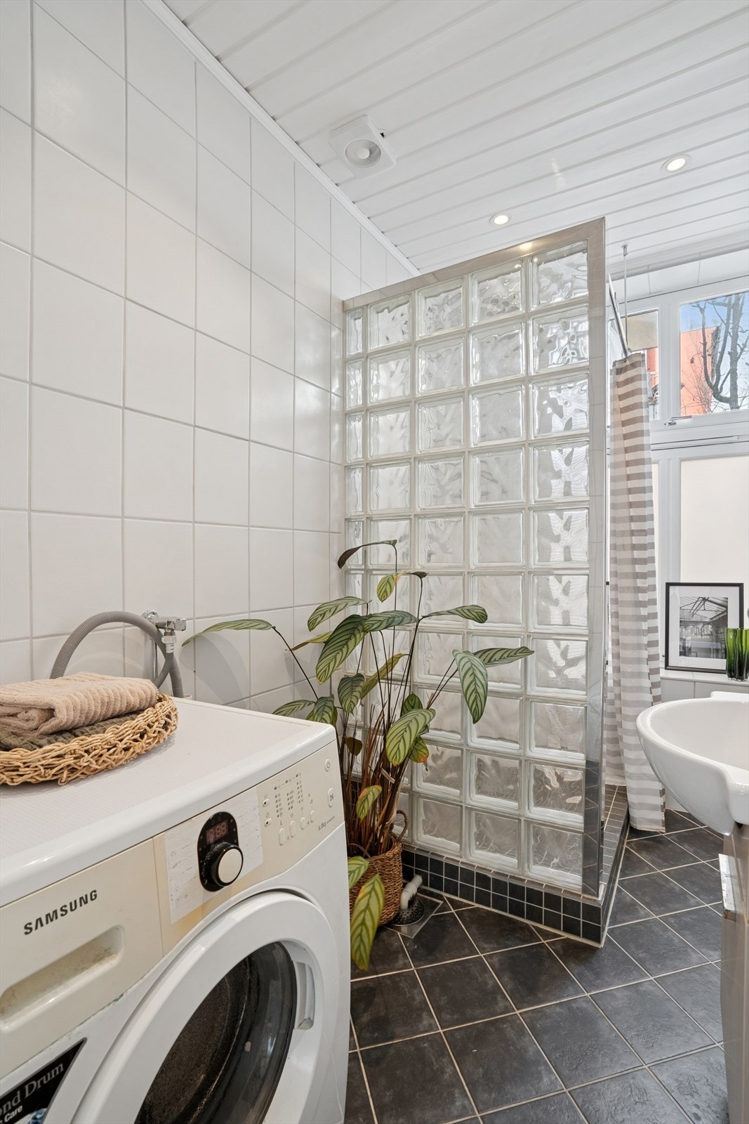 Badet har blant annet opplegg for vaskemaskin, samt behagelig gulvvarme som skaper en lun atmosfære Galleribilde