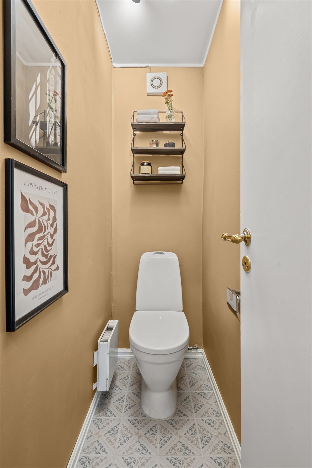 Boligen har separat wc. Nytt toalett, stoppekran samt opplegg for vask på toalettet i 2024. Galleribilde