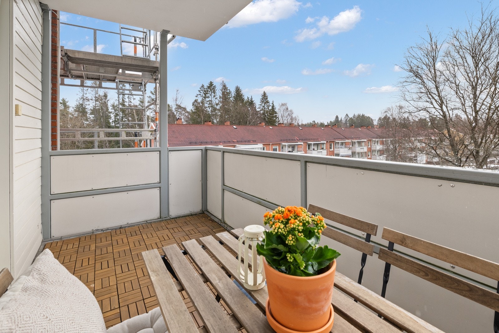 På balkongen er det god plass til å innrede med en sittegruppe og en grill. Galleribilde