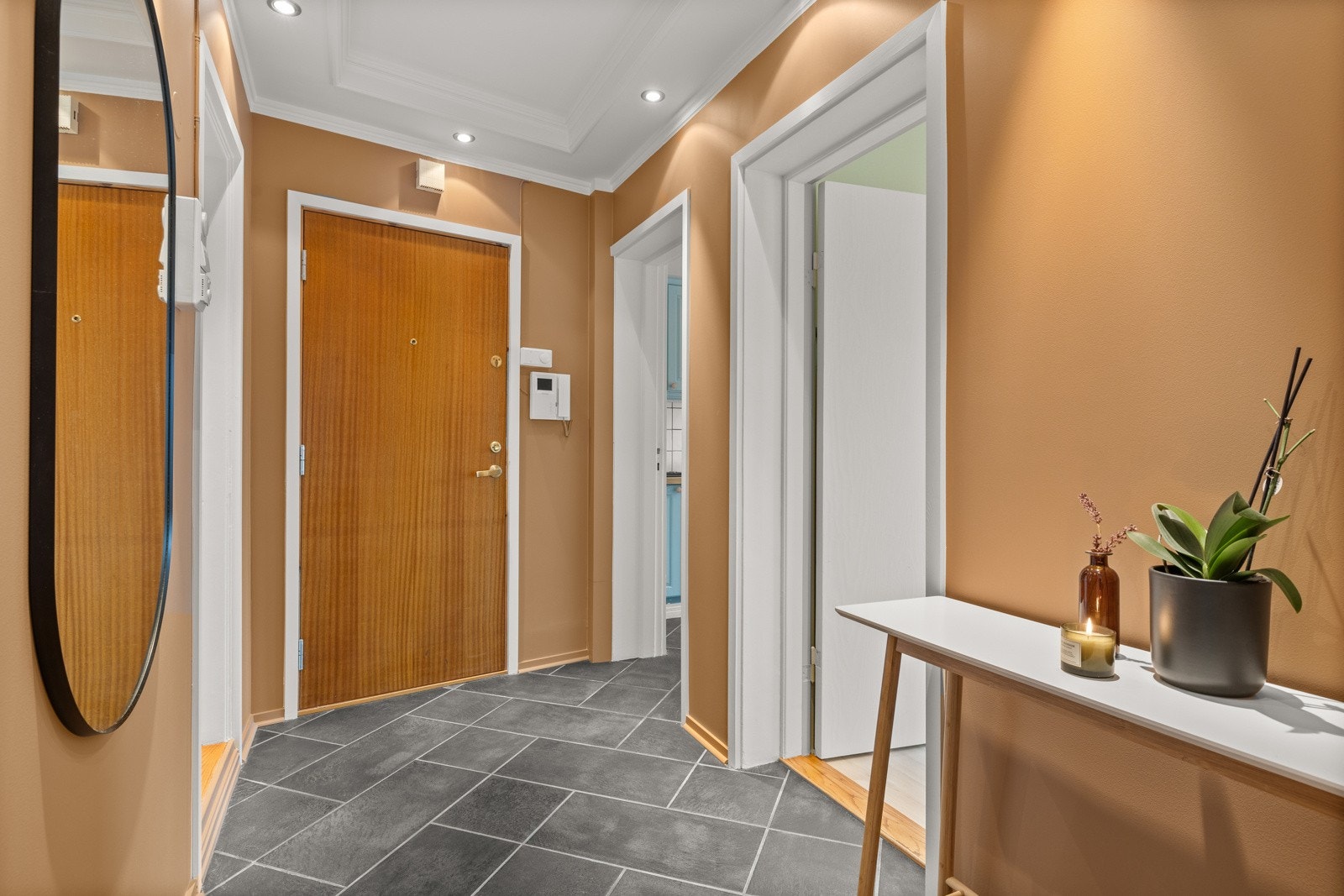 Lys og hyggelig entré som gir et godt førsteinntrykk av boligen. Galleribilde