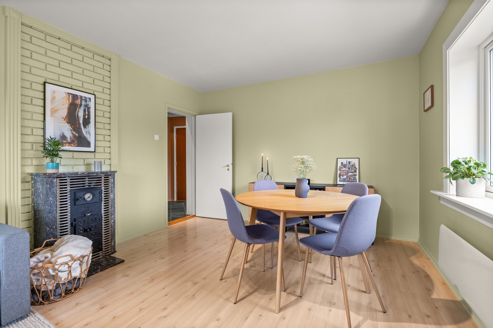 Ildsted i stuen. Pipeløp ble rehabilitert i 2018. Galleribilde