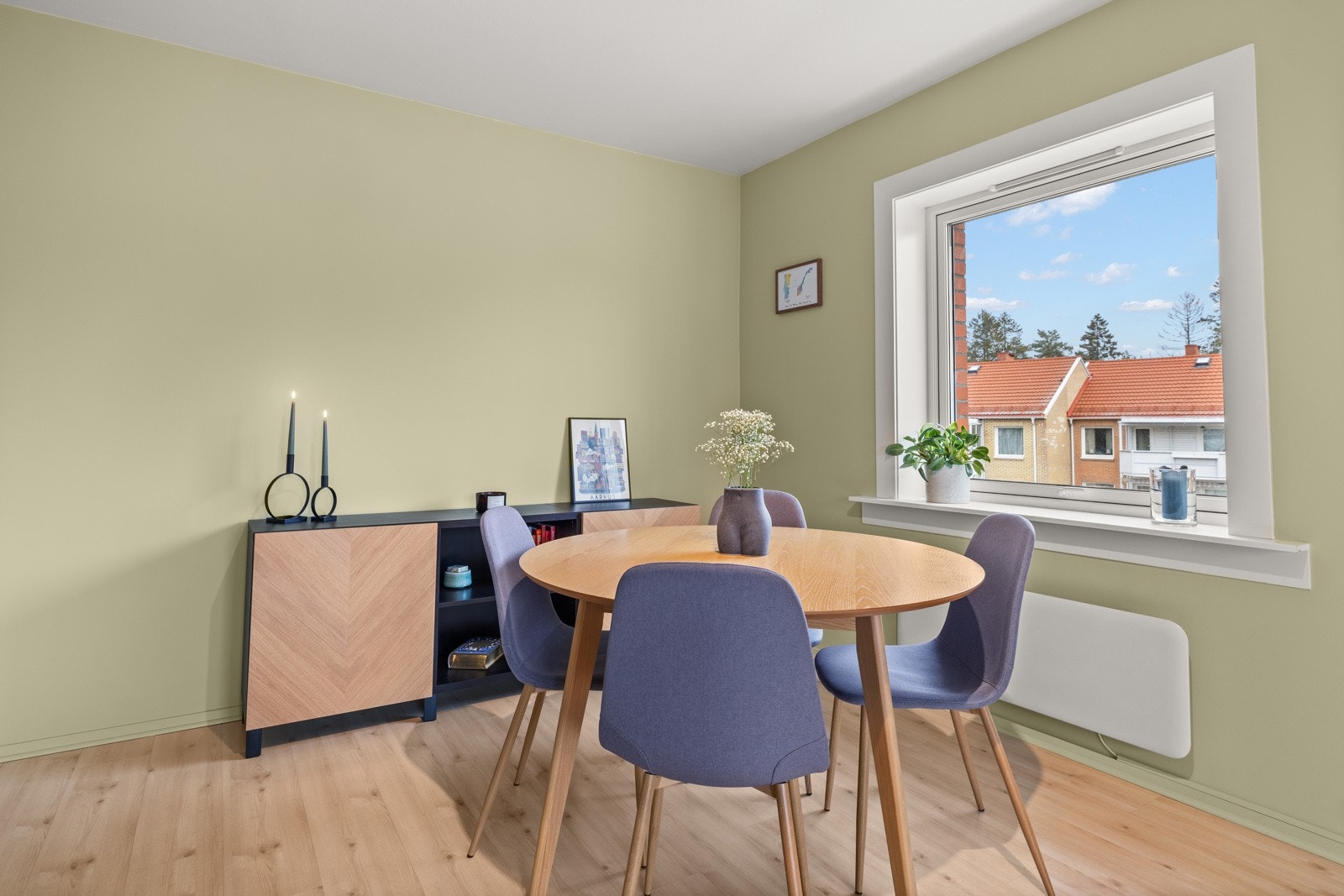 Vegger i entré, stue, kjøkken og soverom ble fornyet med rehab gips og sparklet, samt at alle overflater ble malt i 2023. Galleribilde