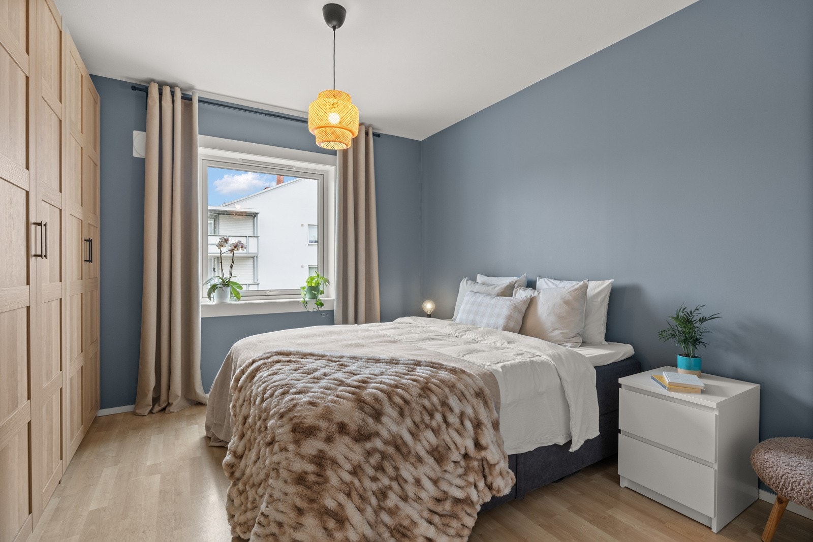 Stor soverom med god plass til dobbeltseng, nattbord og garderobeskap. Galleribilde