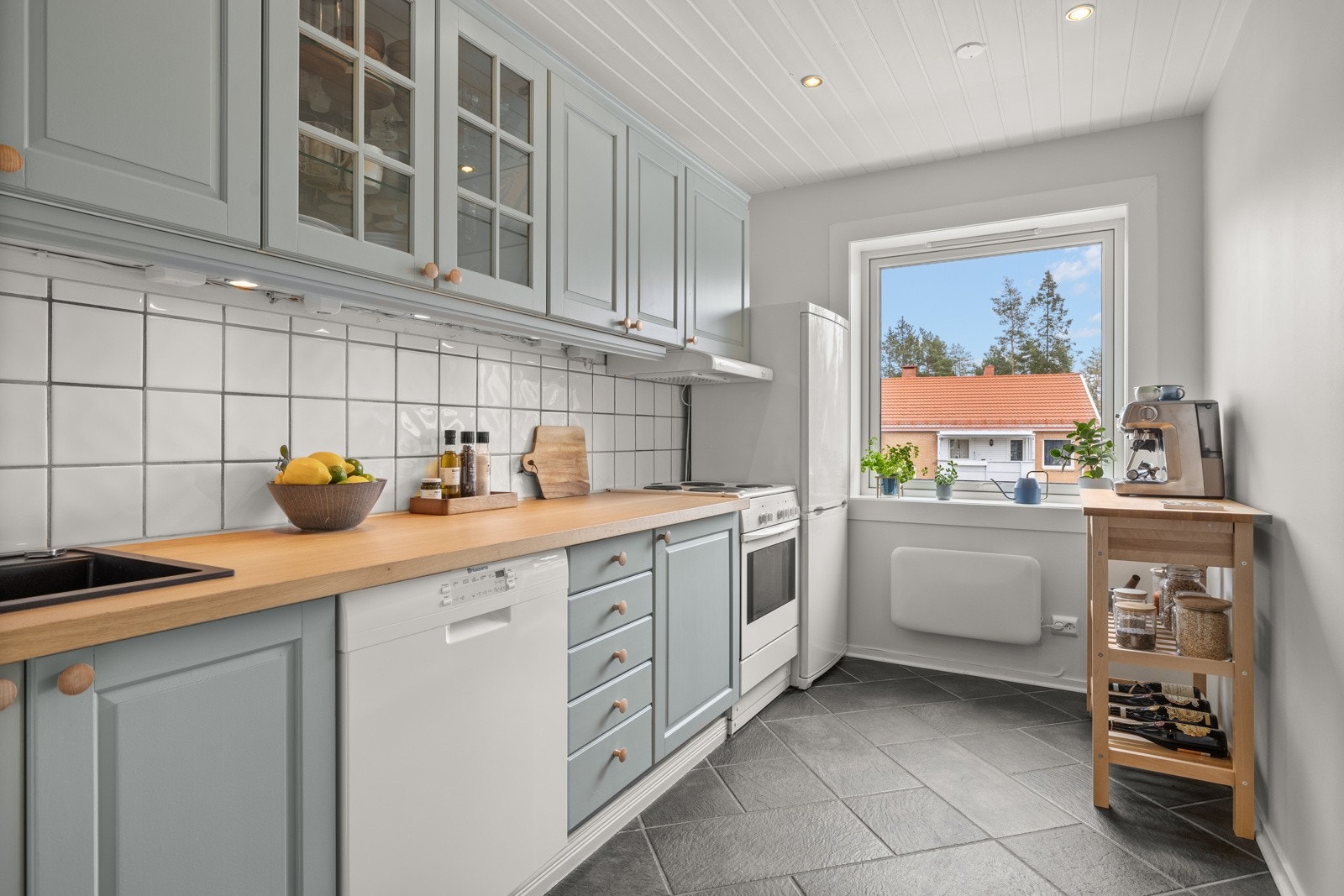 Koselig kjøkkeninnredning med profilerte fronter som ble malt i 2024. Galleribilde