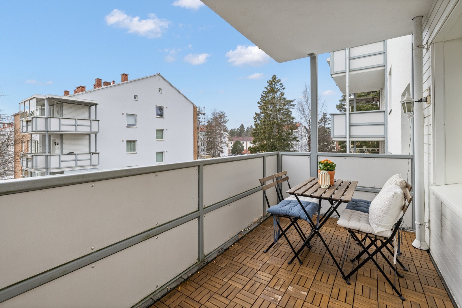 Stue med utgang til sydvendt overbygget balkong på ca. 8 m². Galleribilde