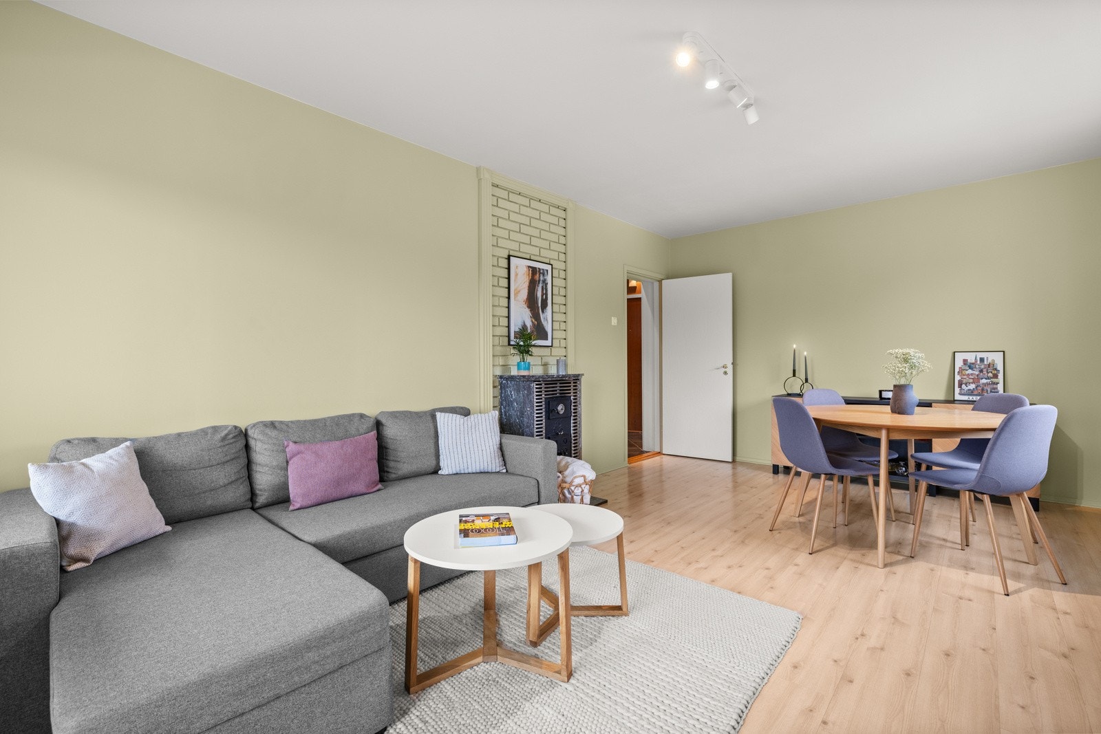 Stuen er meget romslig, og her får du god plass til en stor sofa, TV-krok og spisebord. Galleribilde