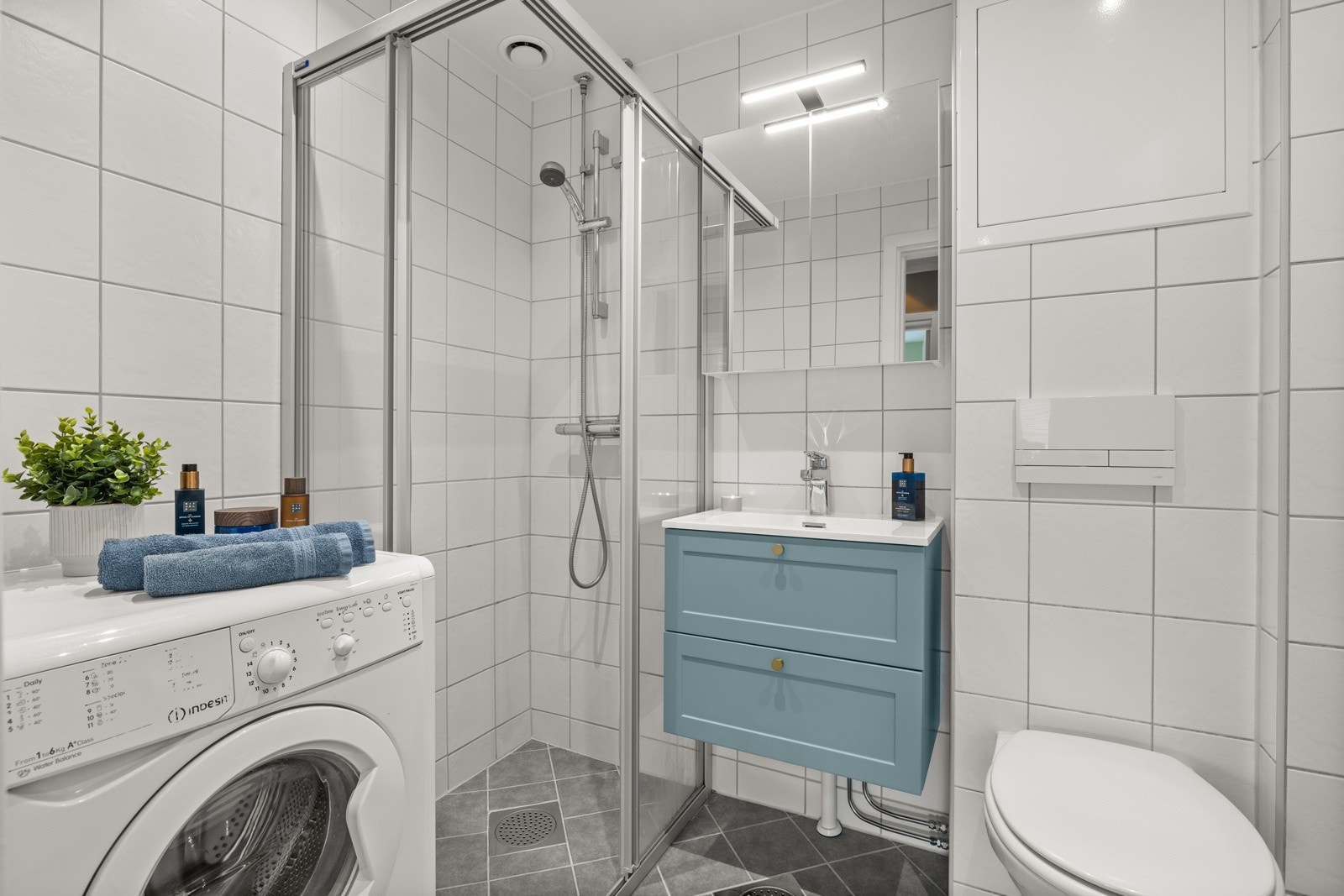 Lekkert baderom som ble oppusset i regi av borettslaget i 2015. Galleribilde