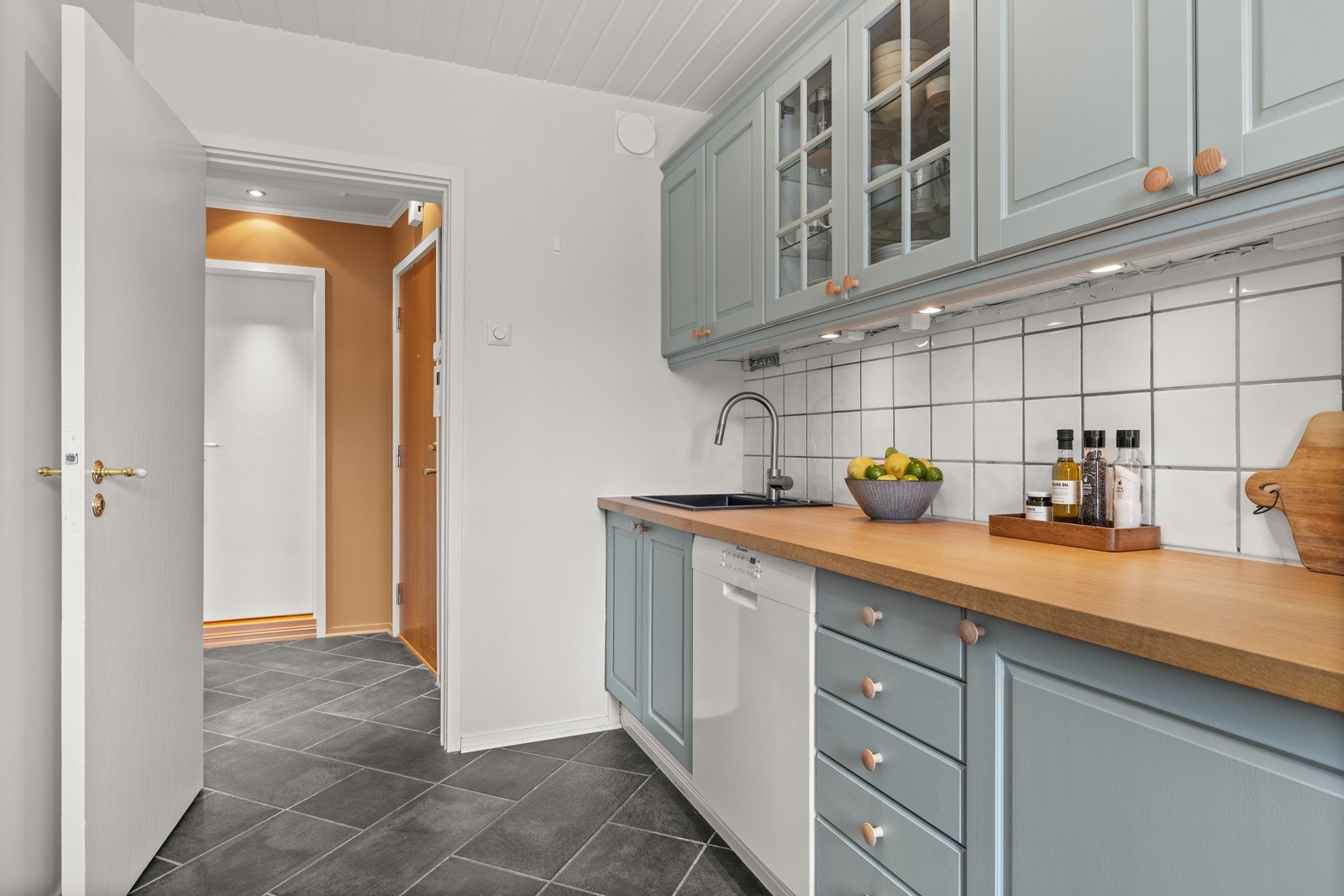 Ny benkeplate, oppvaskkum og blandebatteri i 2024. Galleribilde