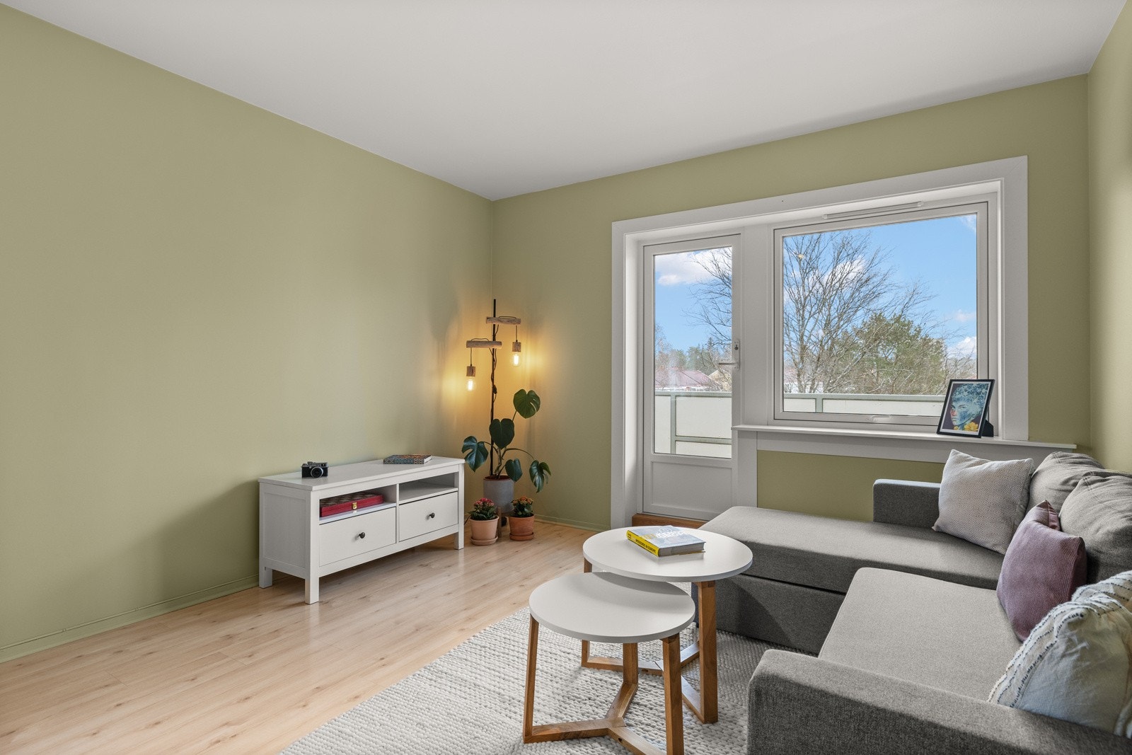 Beliggenheten i høyden sørger for mye deilig dagslys og en god romfølelse. Galleribilde