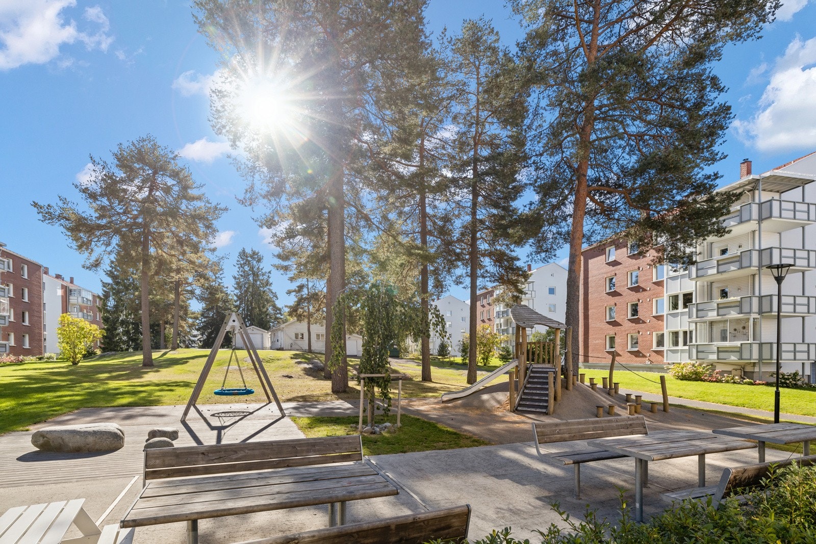 Borettslaget har en pent opparbeidet tomt med plen- og grøntområder, beplantninger, prydbusker og trær, sittegrupper og lekeareal. Galleribilde