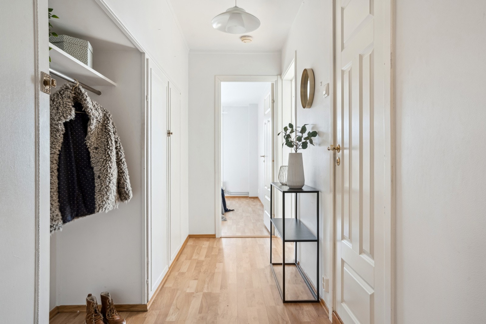 Entré med inngang til innvendig bod Galleribilde