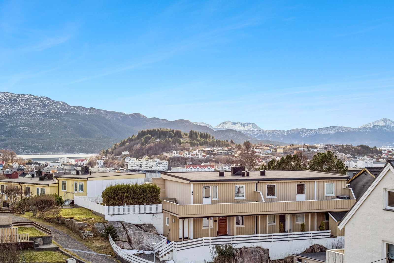 Ali Khoshnau ved EiendomsMegler 1 har gleden av å presentere Mellomveien 15! Galleribilde