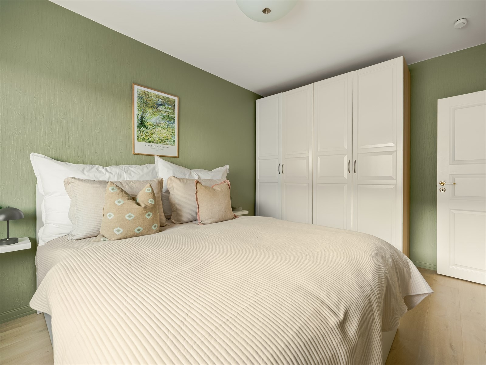 Hovedsoverommet er malt i en lun og behagelig farge. Galleribilde