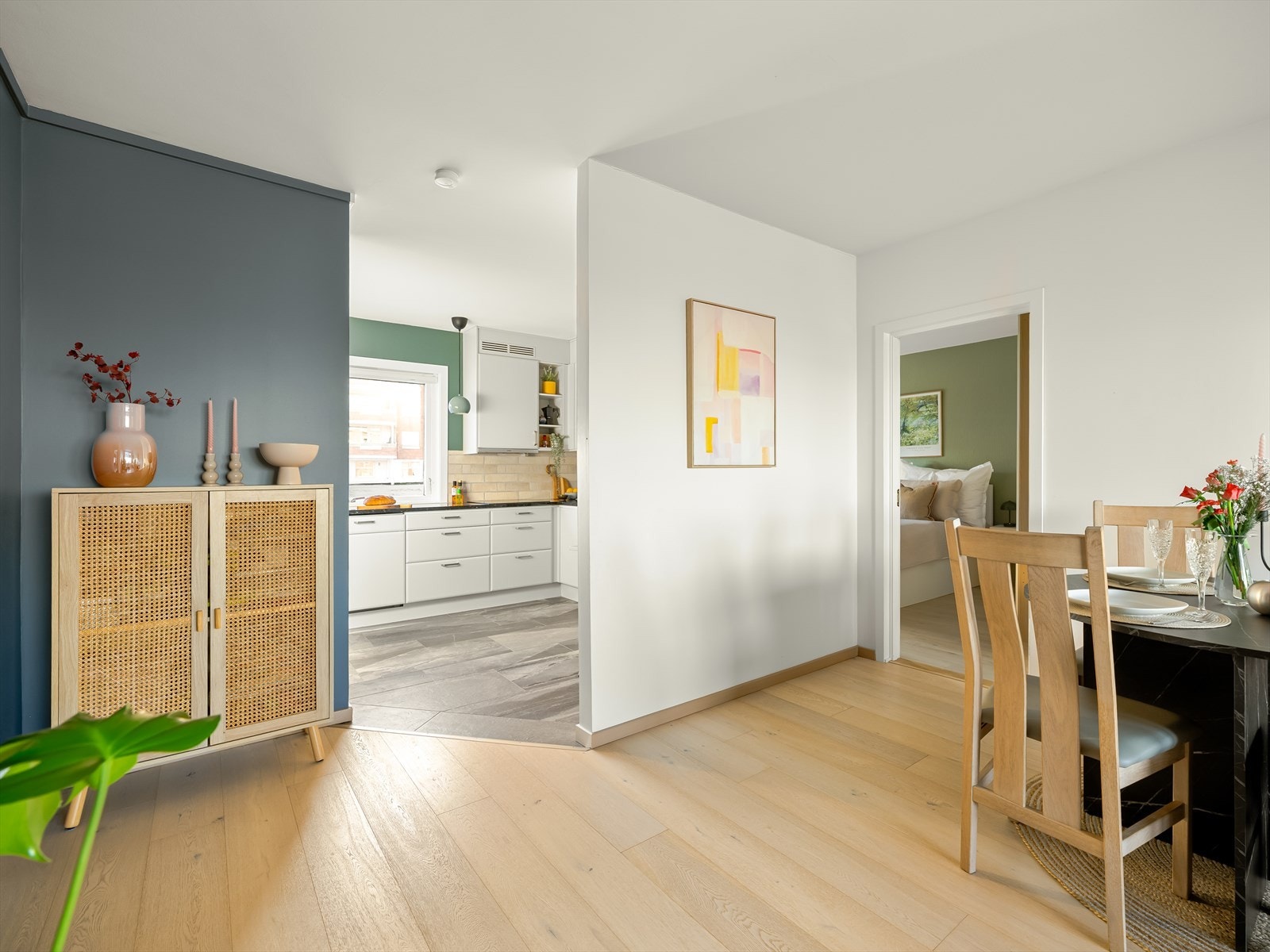 Fra stuen har du tilgang til det store kjøkkenet. Galleribilde