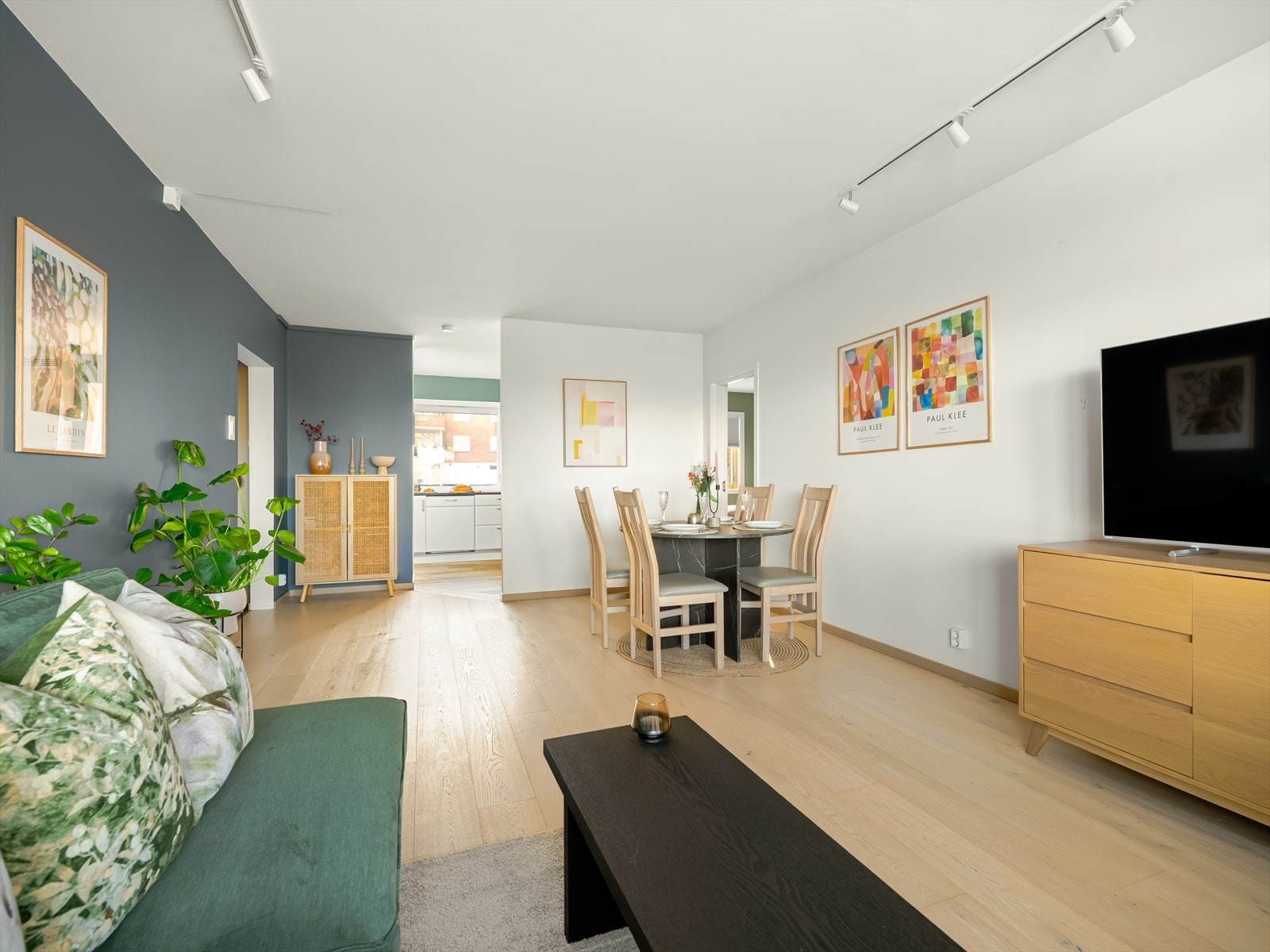 Leiligheten har en stor stue med delvis åpen kjøkken og stue løsning. Galleribilde