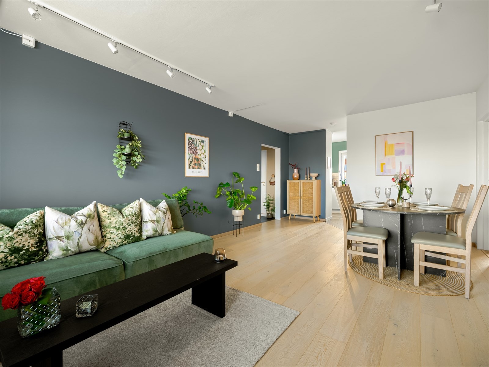 Stuen er malt i lune og behagelig farger, så her vil du garantert føle deg hjemme. Galleribilde