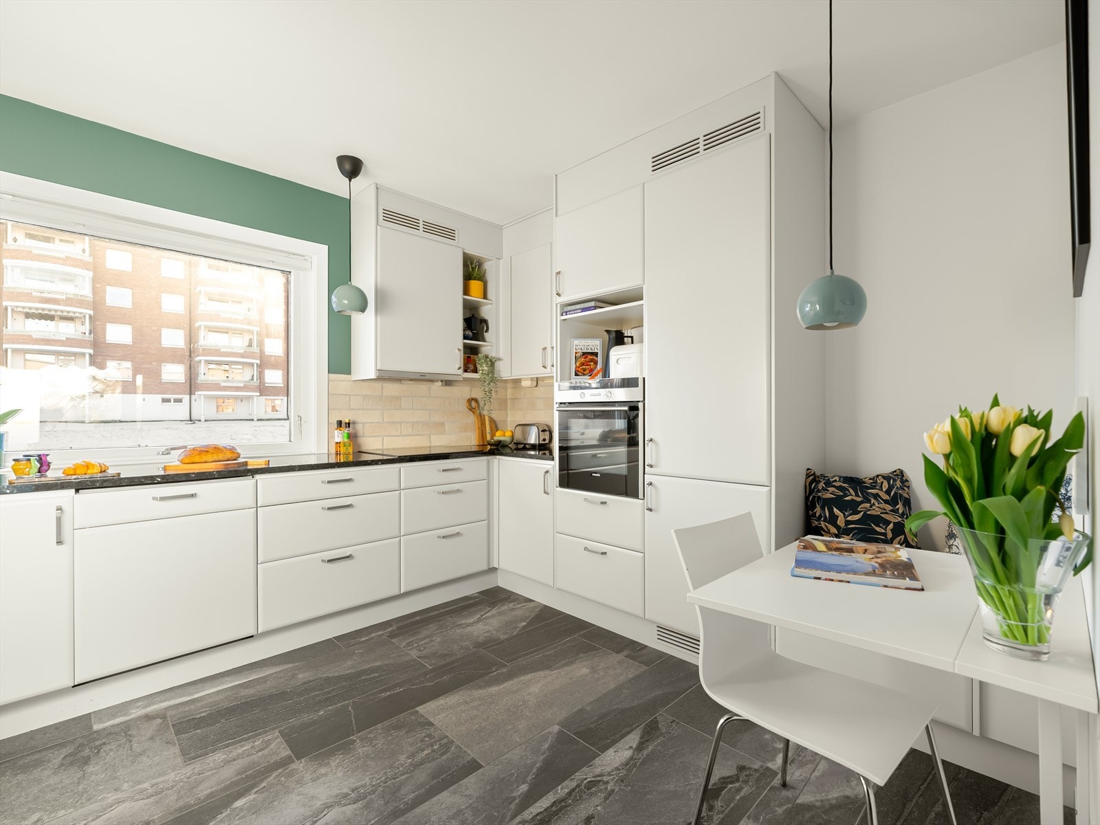 Kjøkken med lyse fronter og er fra 2015. Drømmekjøkken av typen "Birka". Galleribilde