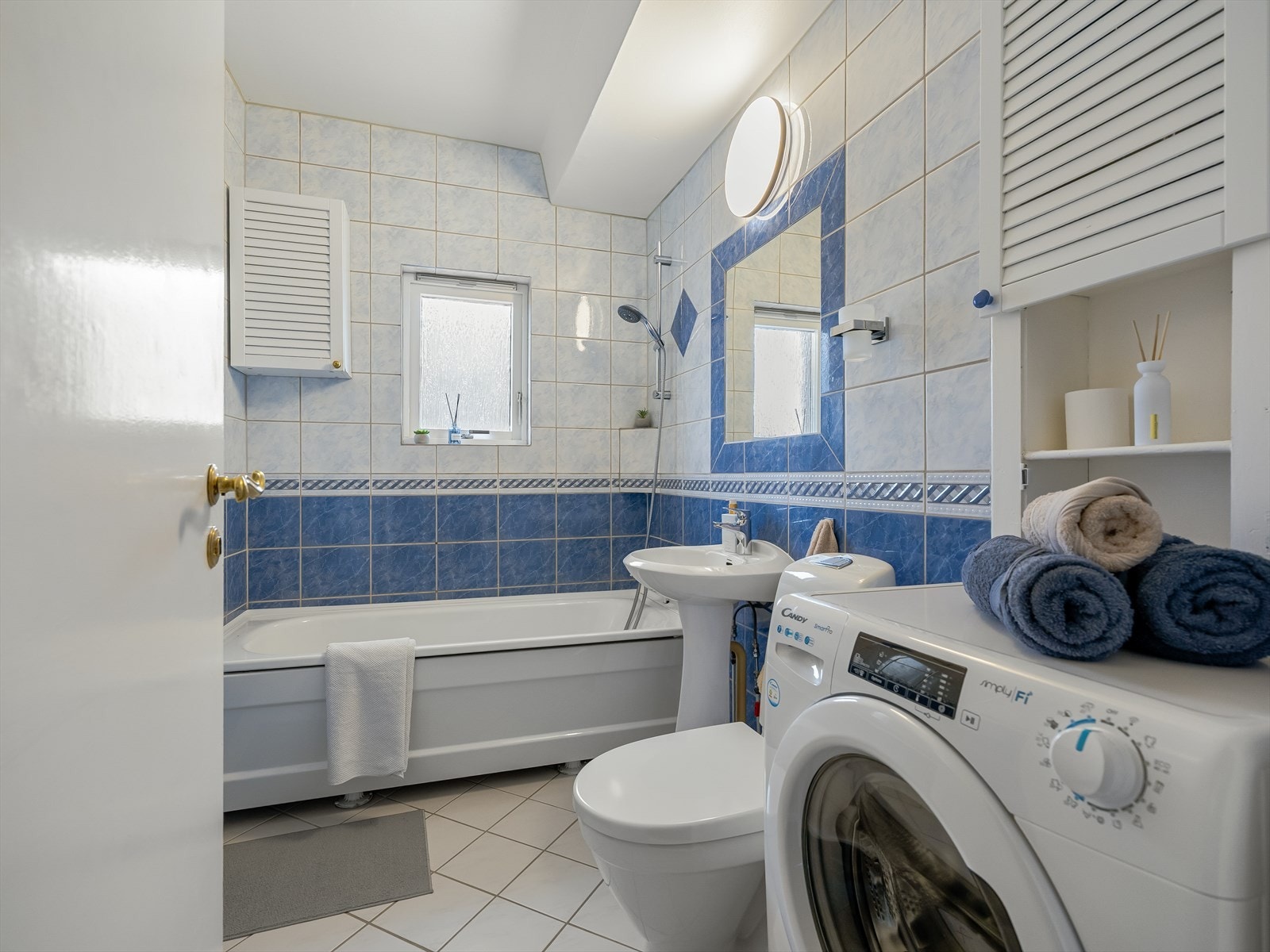 Eldre flislagt bad med opplegg for vaskemaskin. Galleribilde