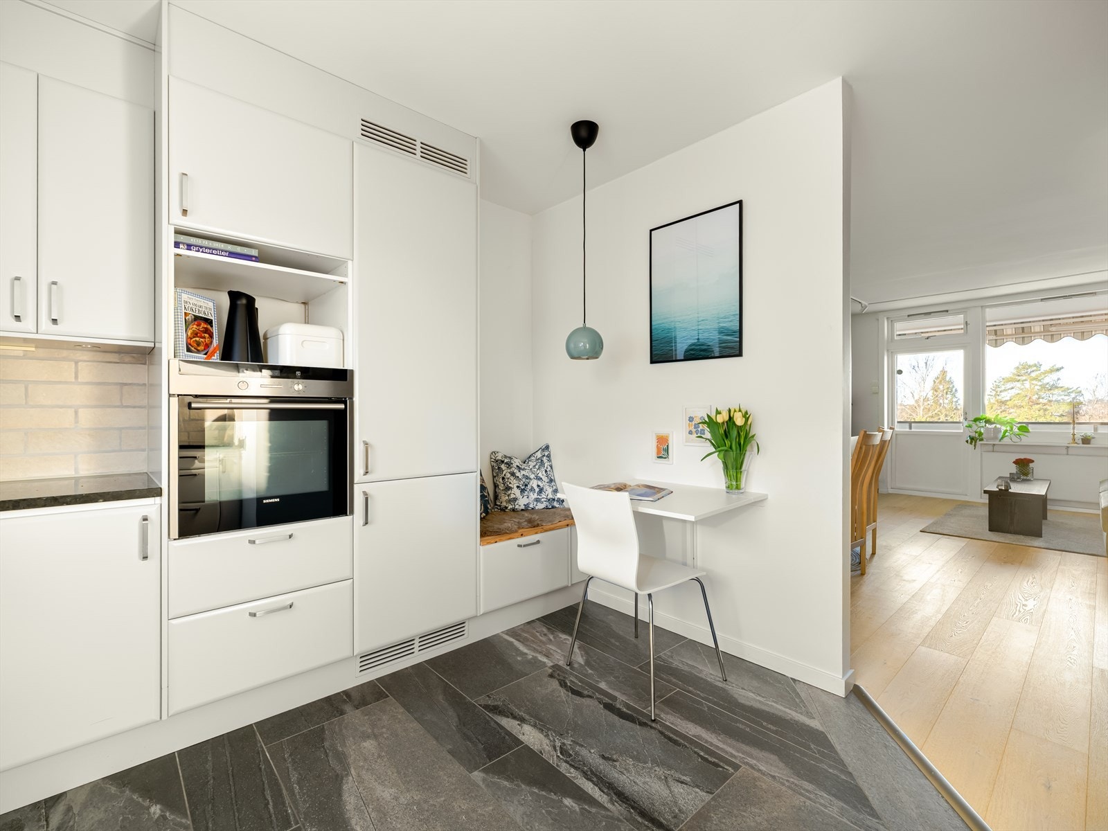 På kjøkkenet er det også plass til et lite spisebord som kommer godt med i hektiske hverdager. Galleribilde