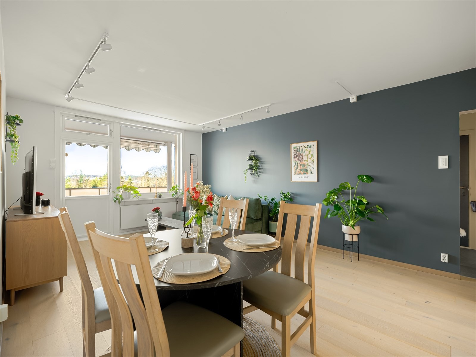 I stuen er det god plass til å etablere et stort spisebord til hele familien. Galleribilde