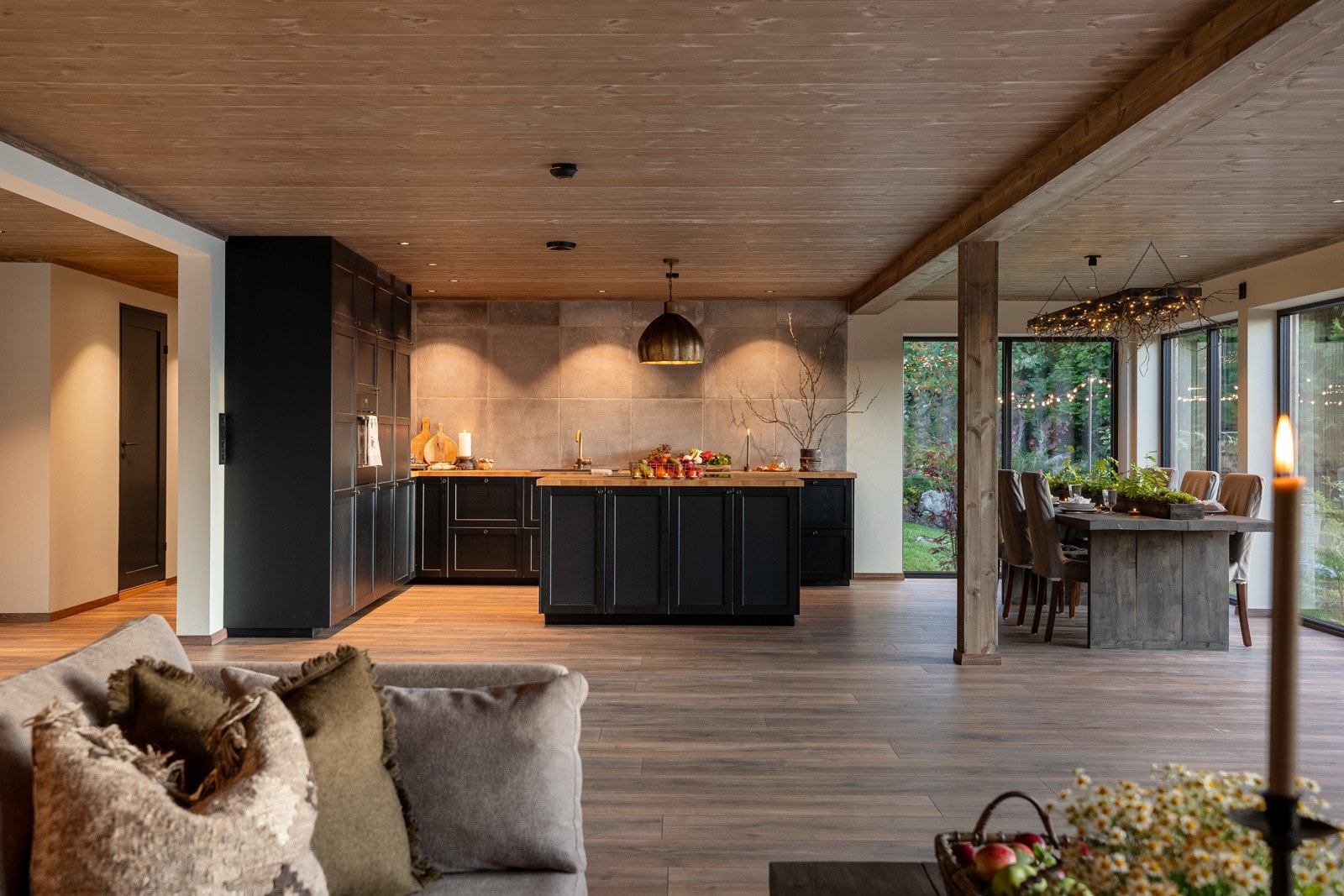 Kjøkkenet har fin kontakt med både spiseplassen og salongen. Galleribilde